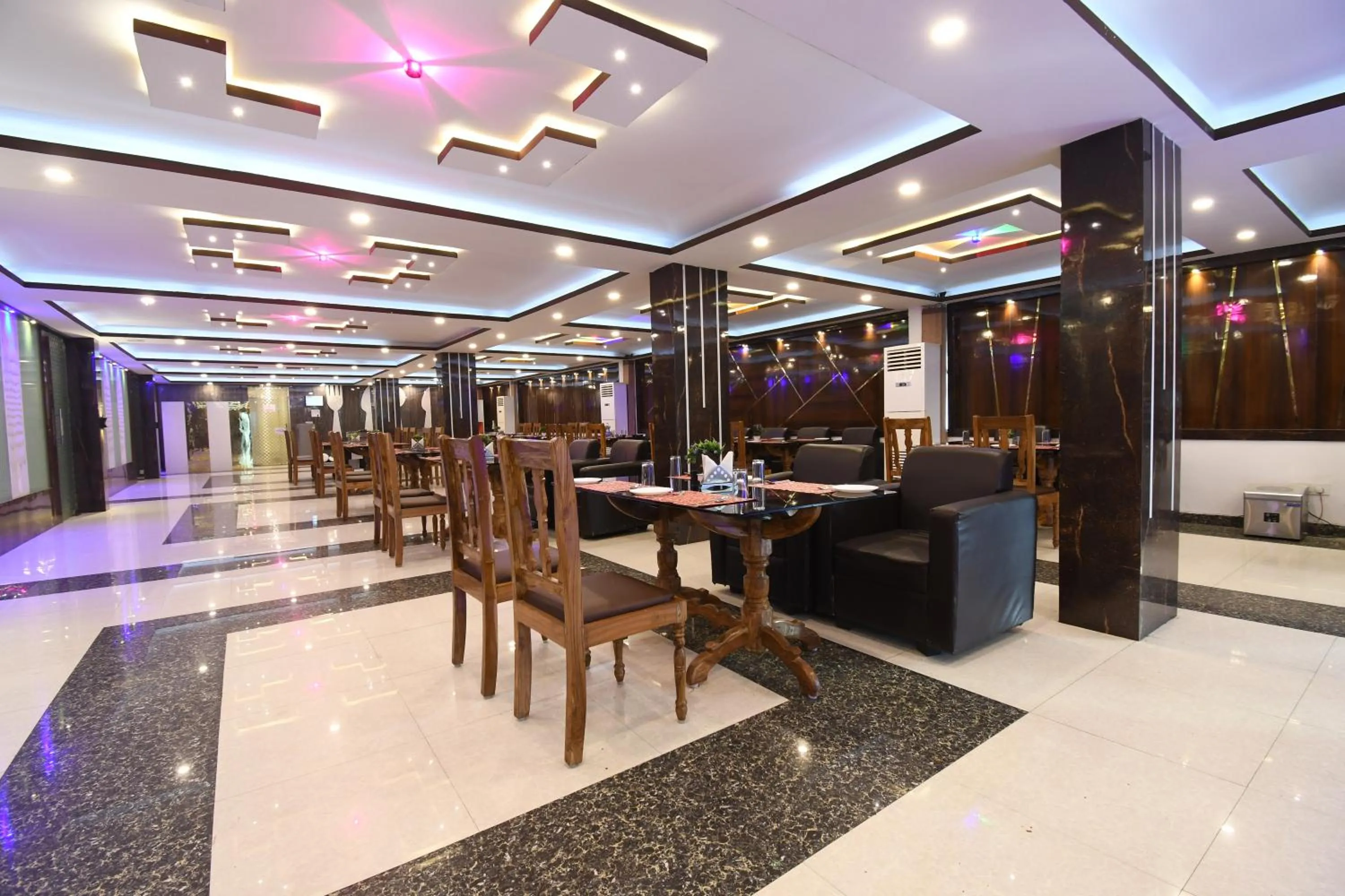 Restaurant/places to eat in Hotel Jyoti International