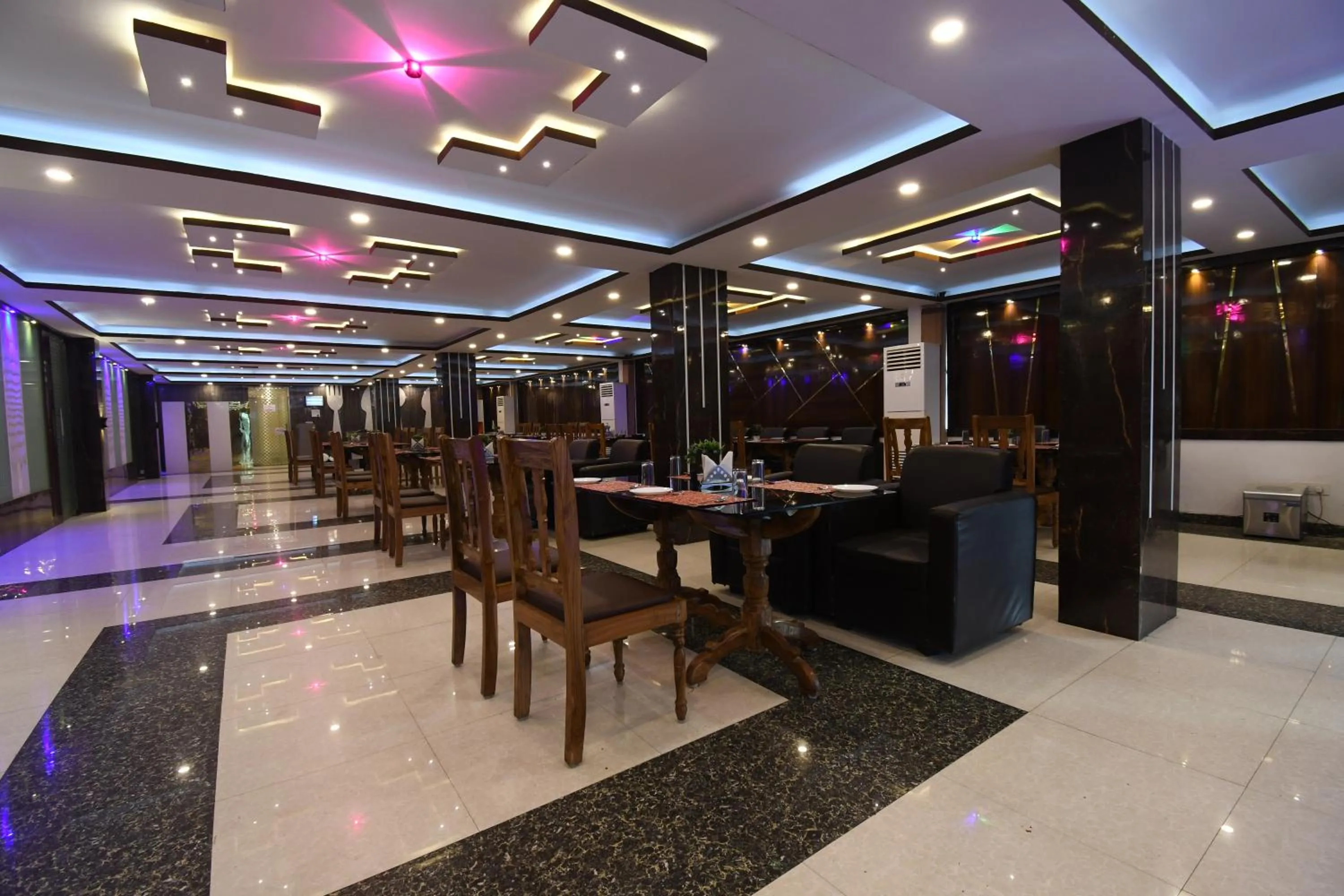 Restaurant/places to eat in Hotel Jyoti International