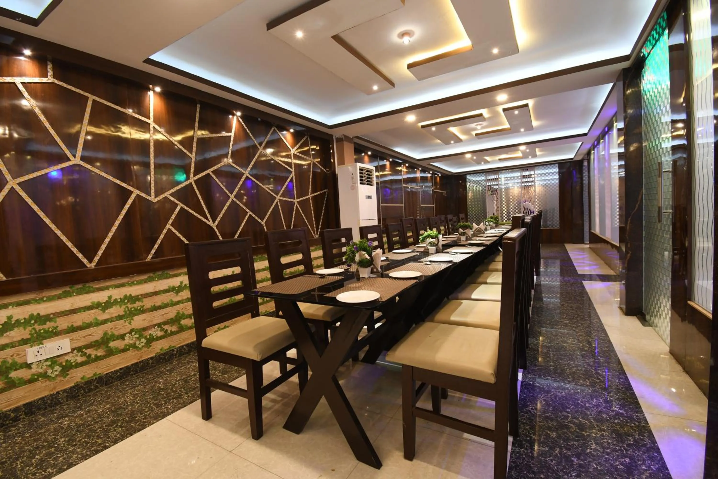 Restaurant/places to eat in Hotel Jyoti International