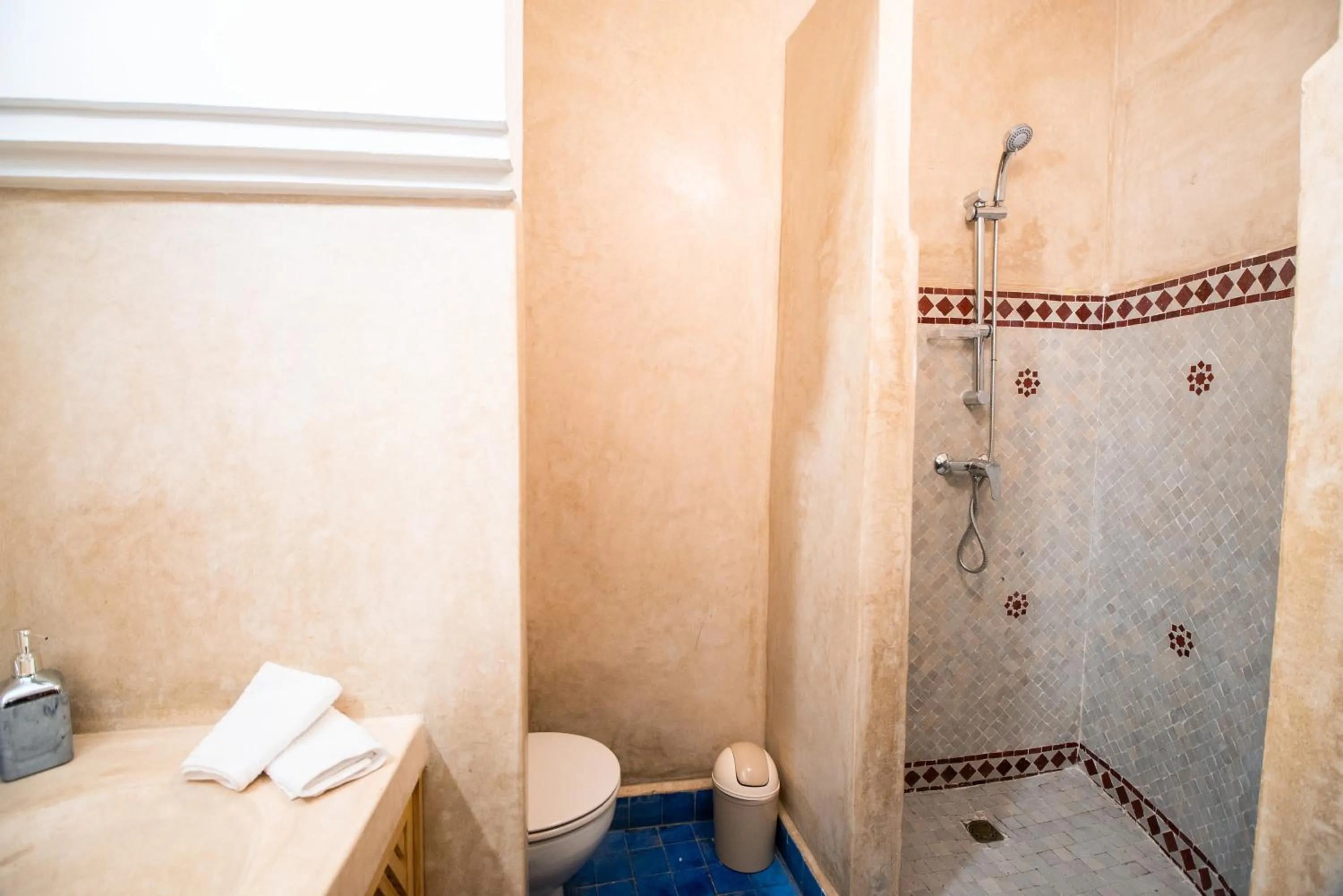 Shower in Riad Asmitou
