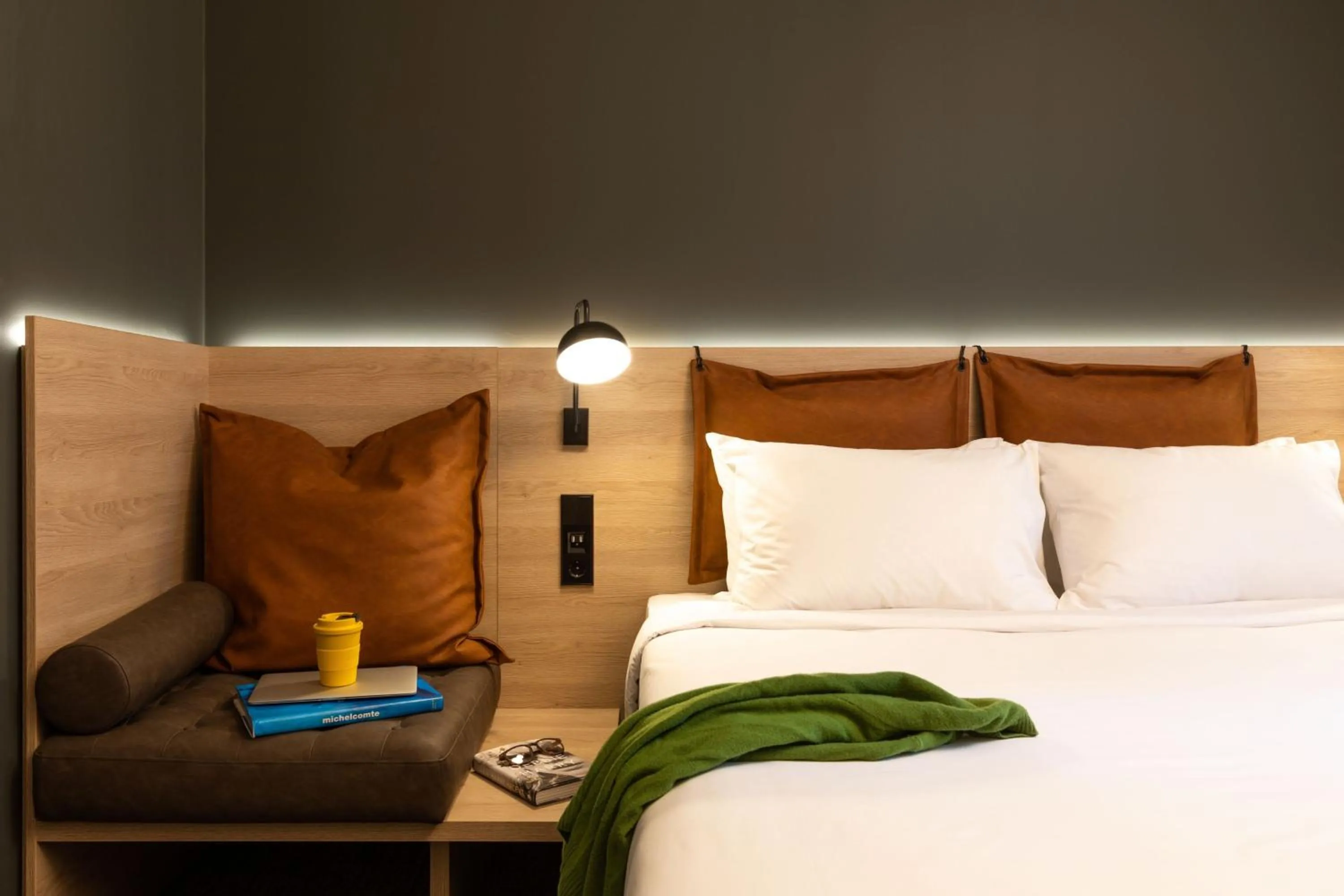 Photo of the whole room, Bed in Moxy Plymouth