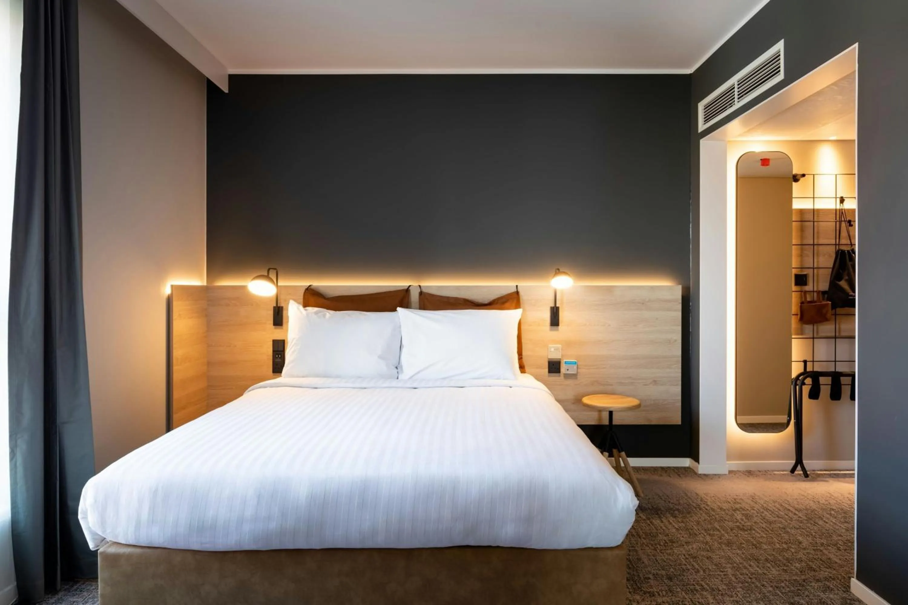 Photo of the whole room, Bed in Moxy Plymouth