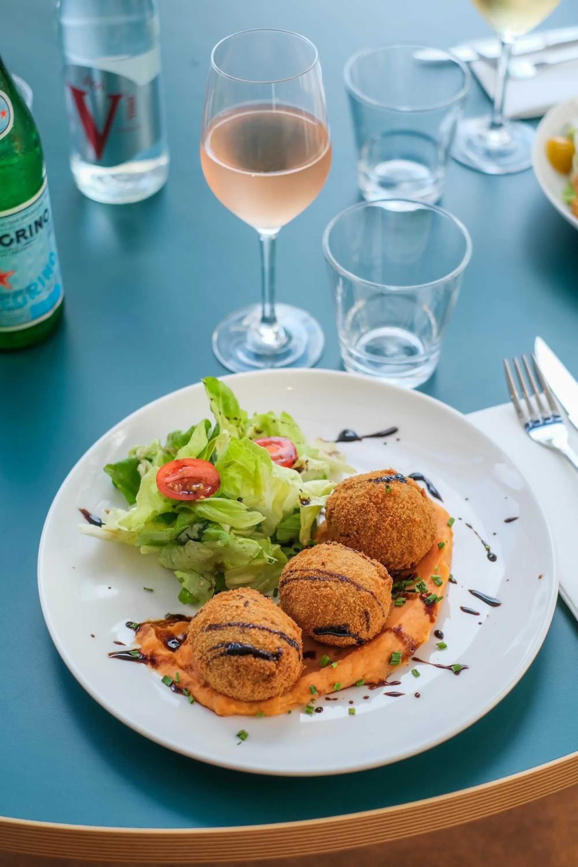 Food and drinks in All Suites Paris Ouest Colombes