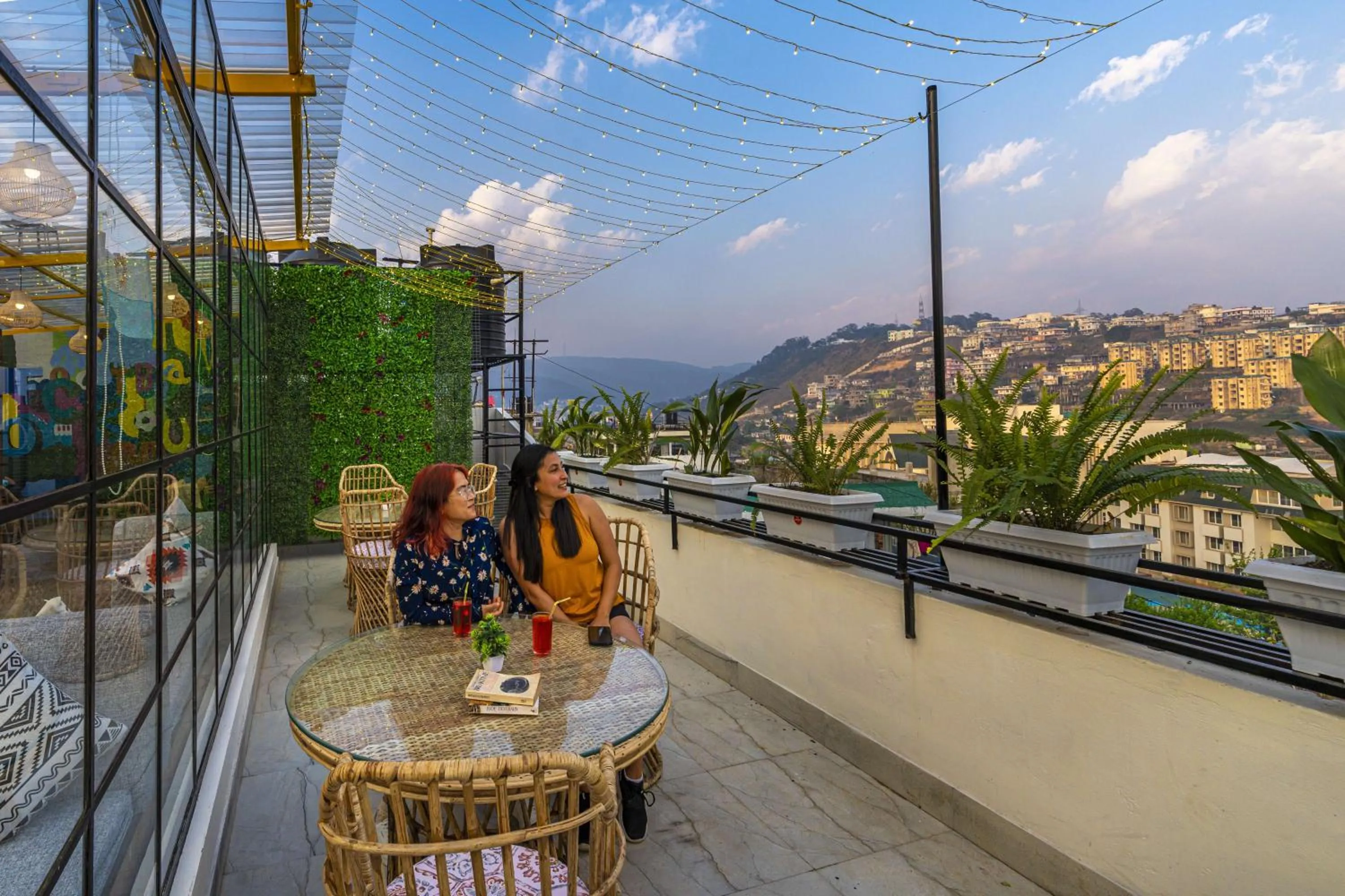 Communal lounge/ TV room in Zostel Shillong