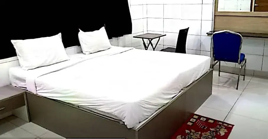 Budget Double Room in HOTEL ROYAL SUITES AND ROOMS Near AIG Hospital Gachibowli Budget Double Room in HOTEL ROYAL SUITES AND ROOMS Near AIG Hospital Gachibowli