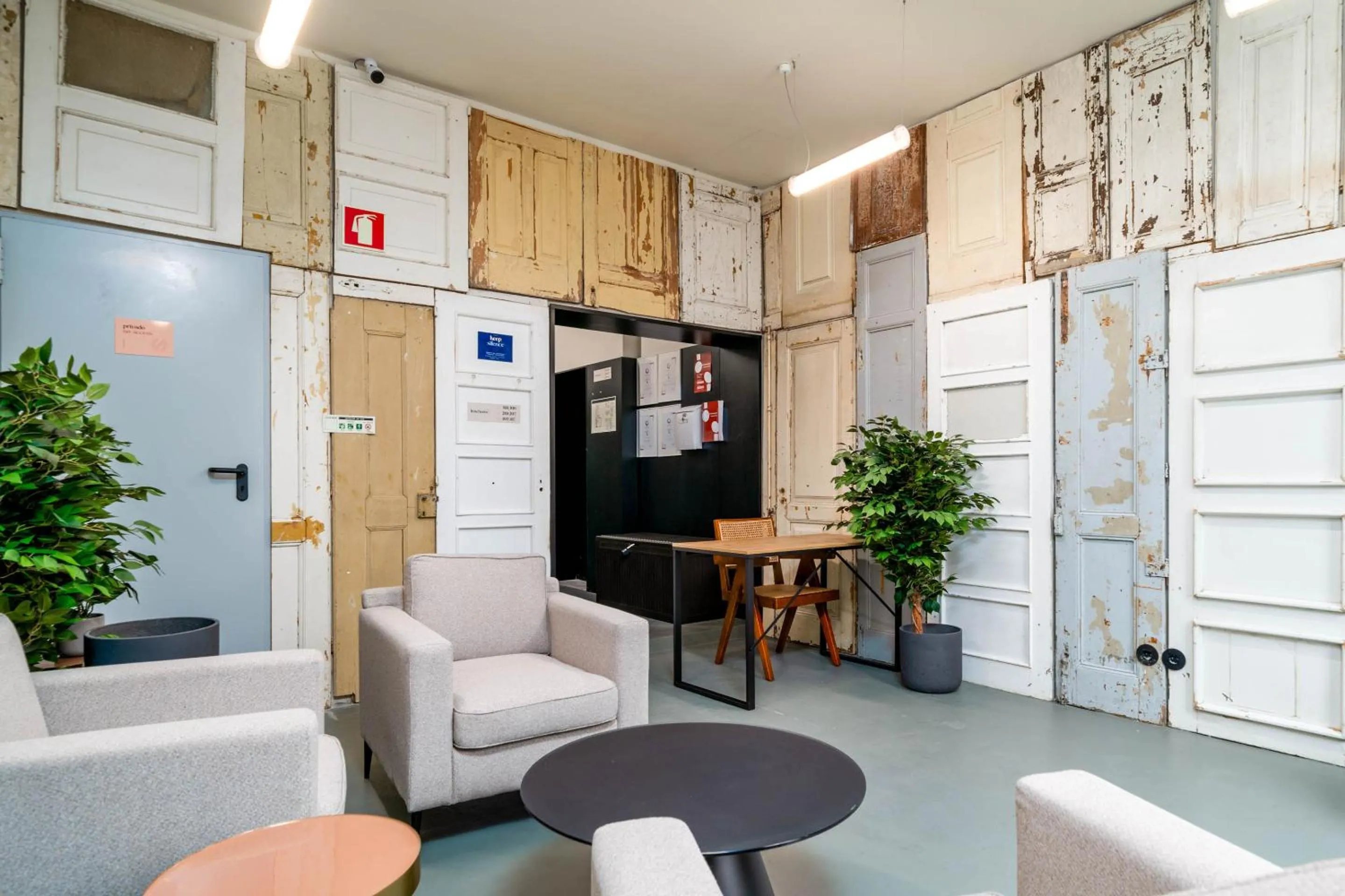 Communal lounge/ TV room in Limehome Porto Rua Das Oliveiras