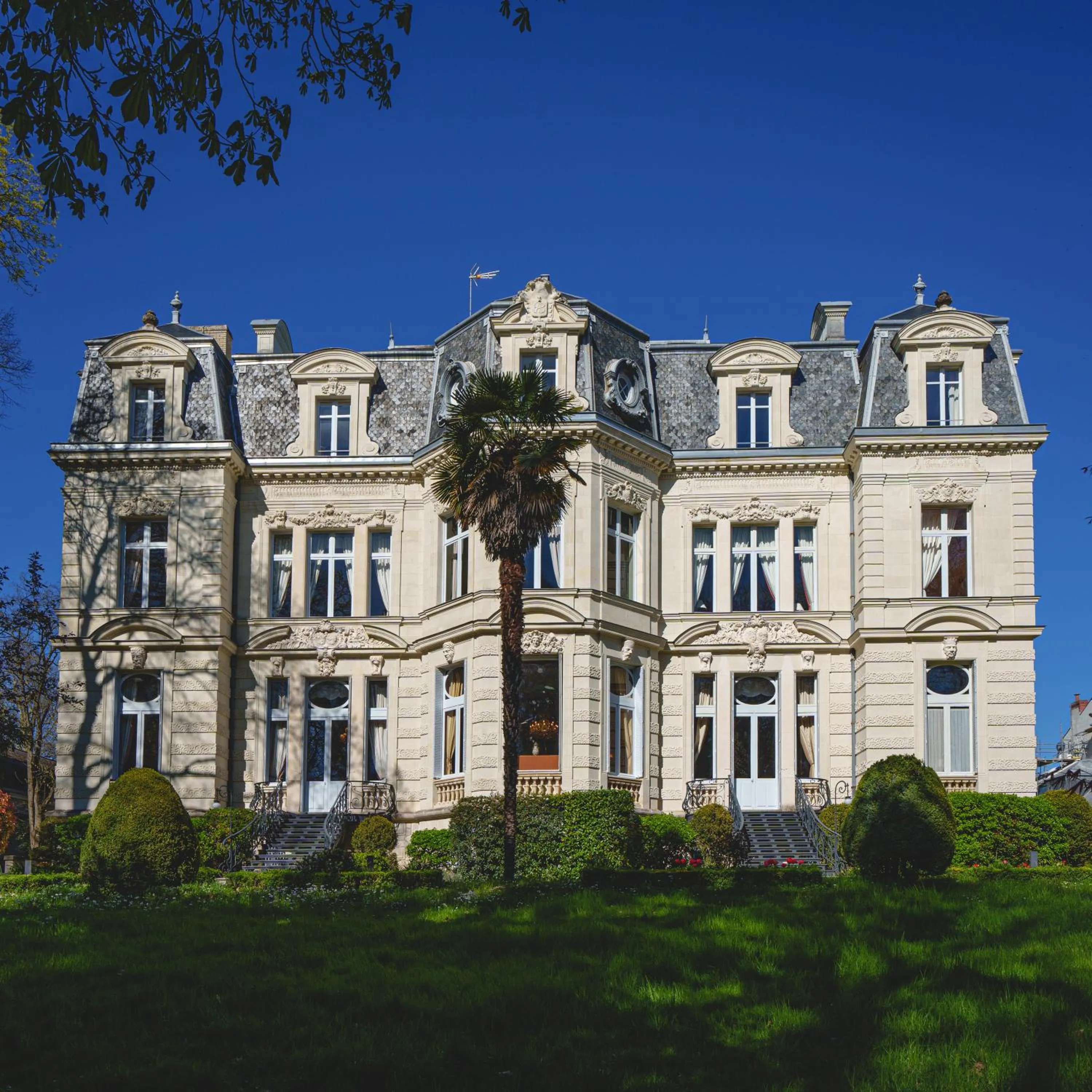 Property building in Château La Comtesse de Loire & Spa