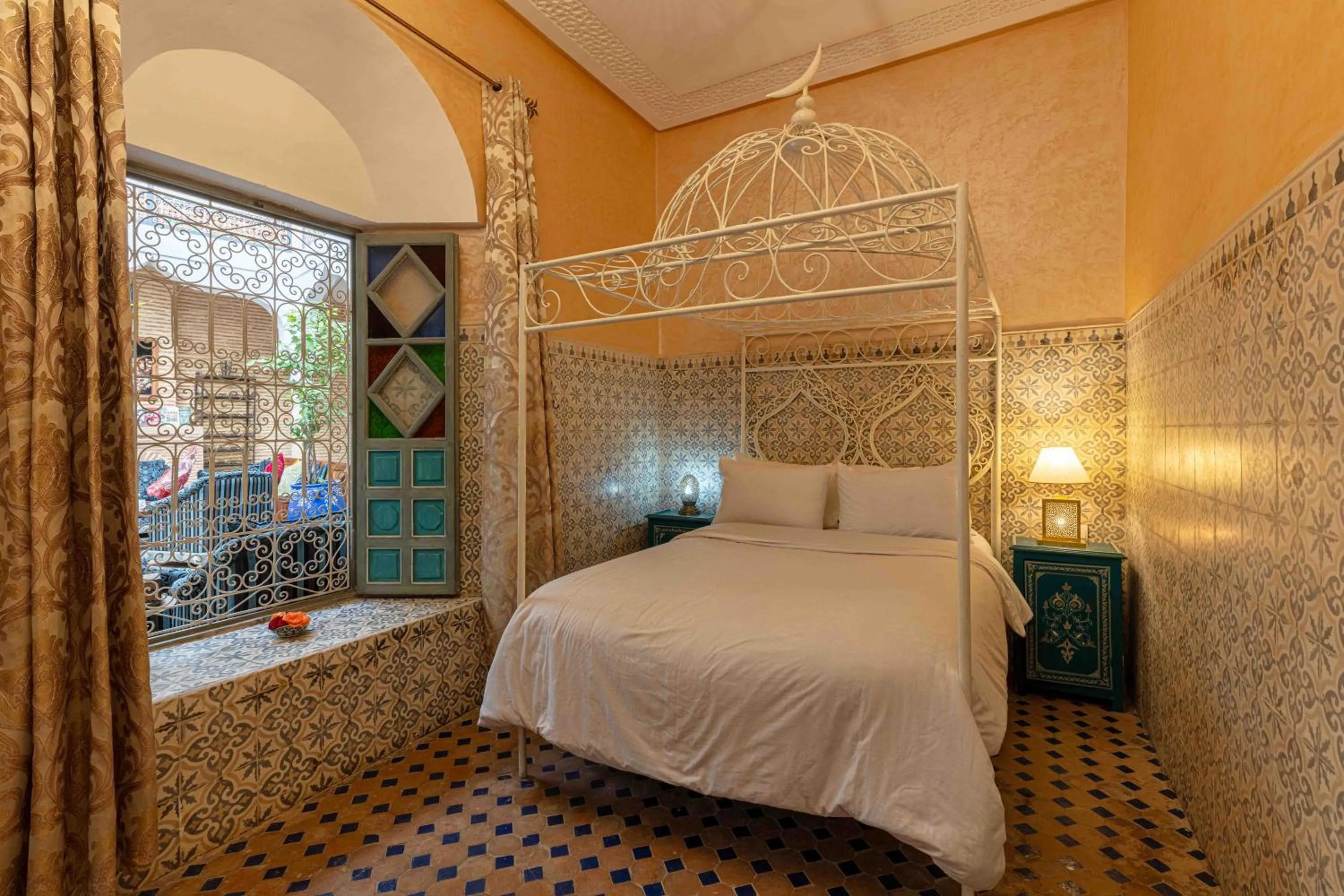 Bed in Riad Zinoun & Spa 11 Rooms
