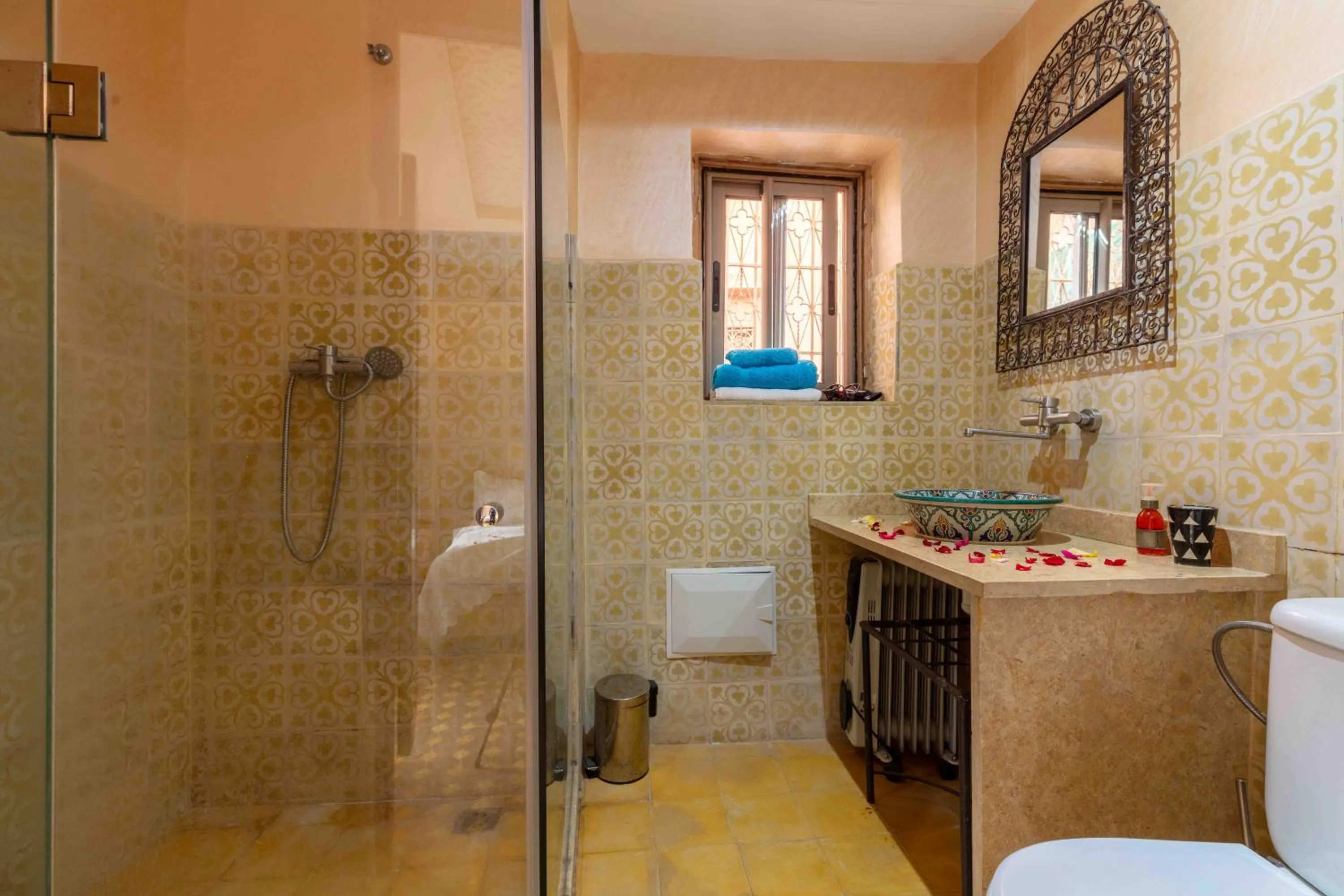 Shower in Riad Zinoun & Spa 11 Rooms