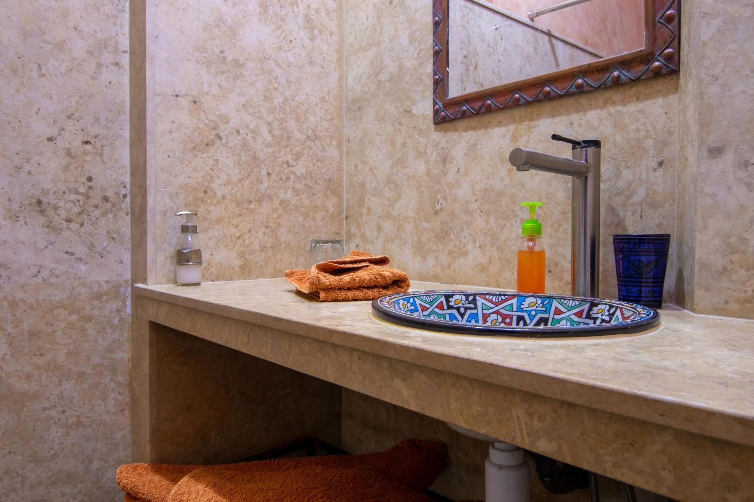 Shower in Riad Zinoun & Spa 11 Rooms