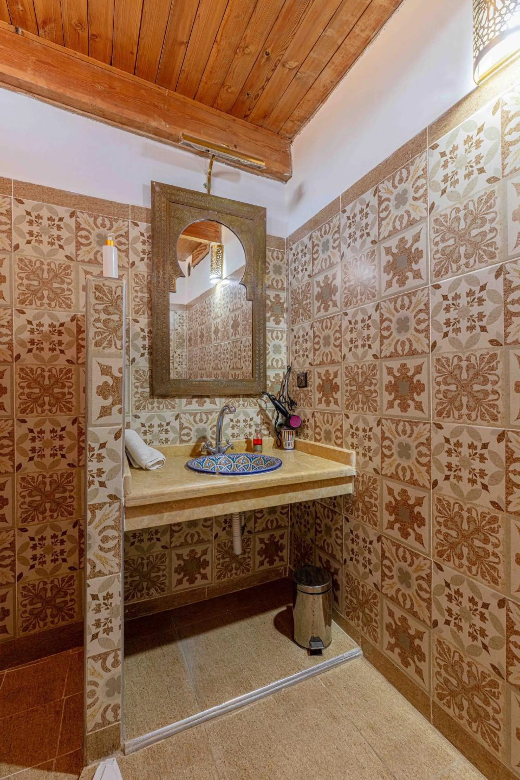 Shower in Riad Zinoun & Spa 11 Rooms