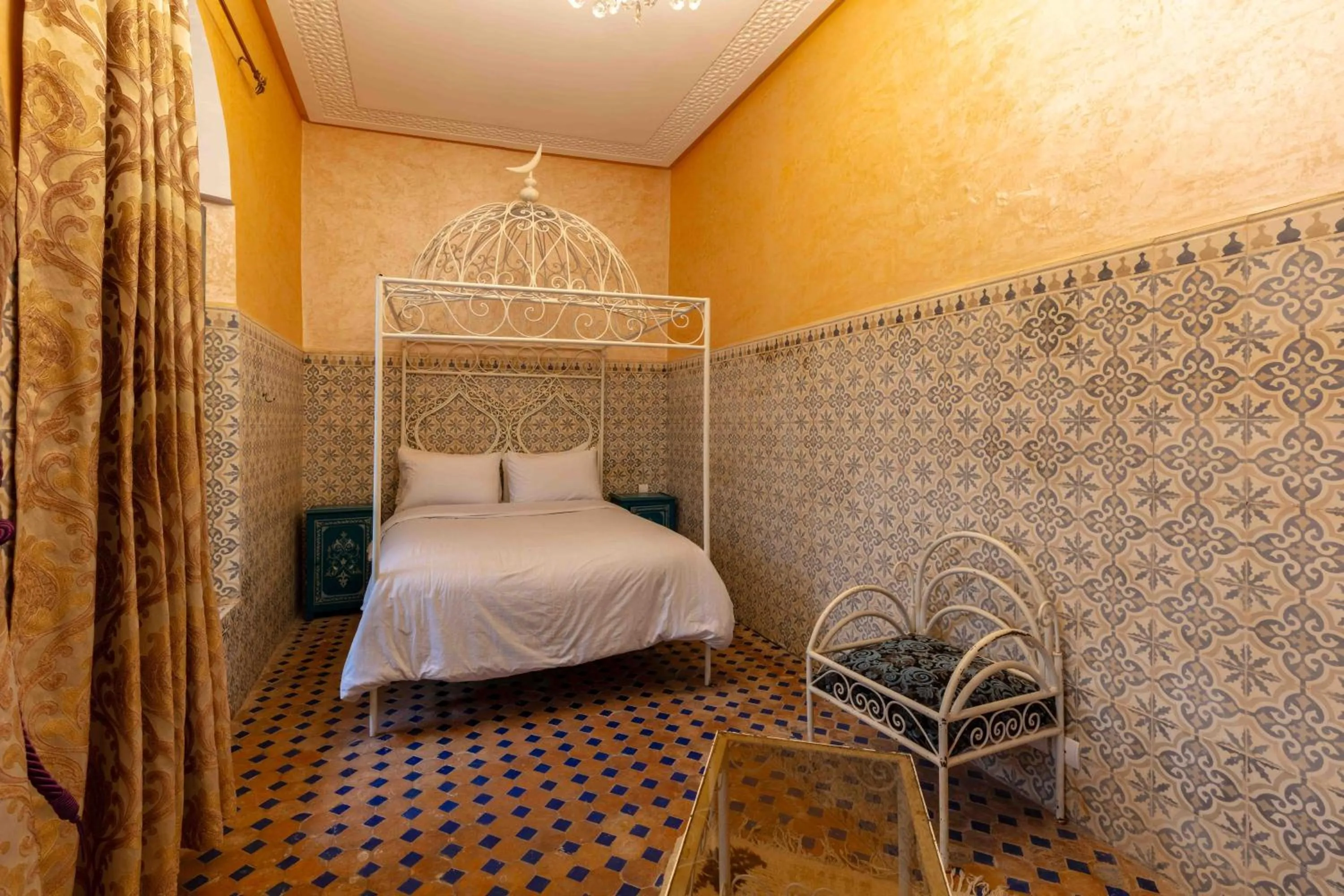 Bed in Riad Zinoun & Spa 11 Rooms