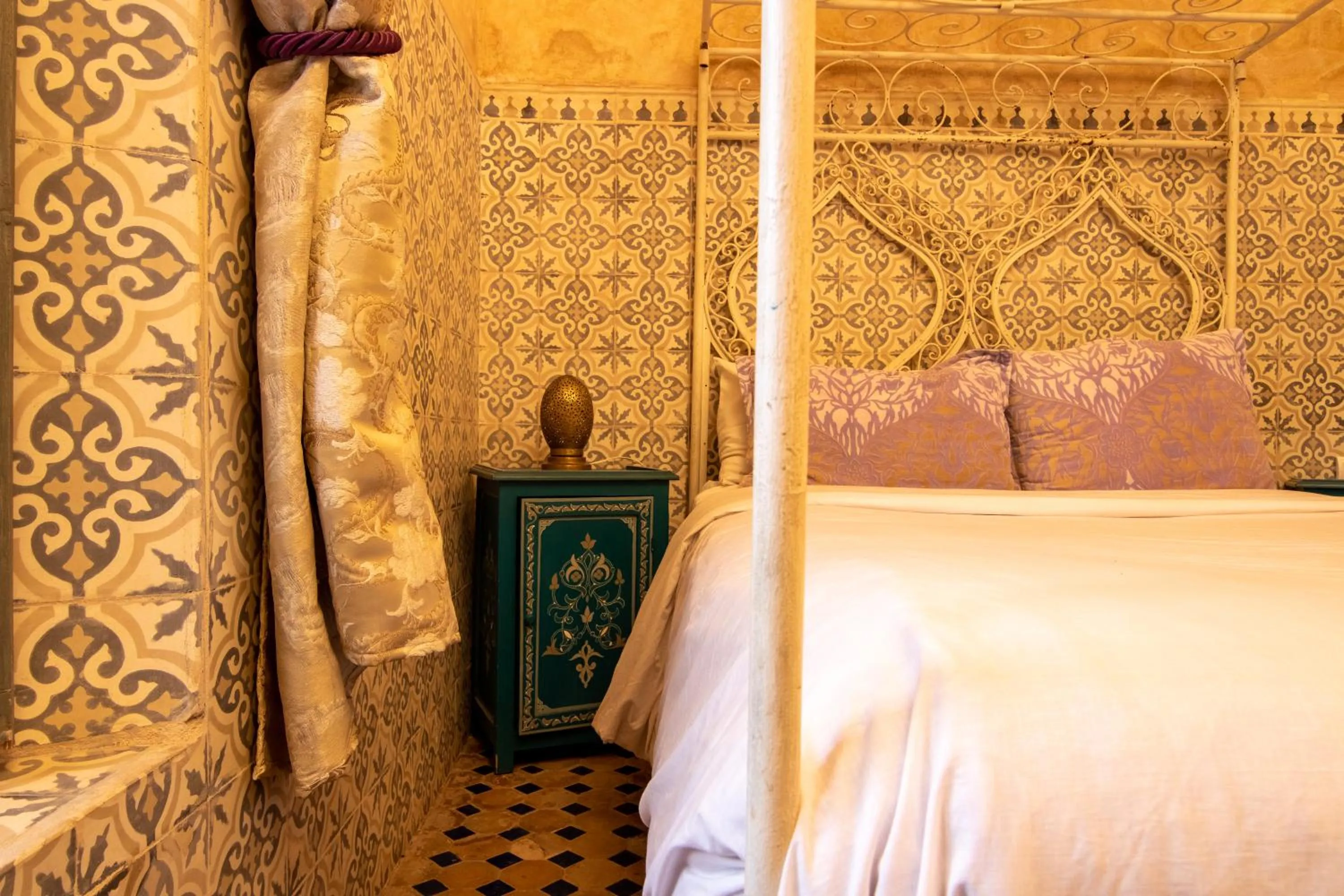 Bed in Riad Zinoun & Spa 11 Rooms