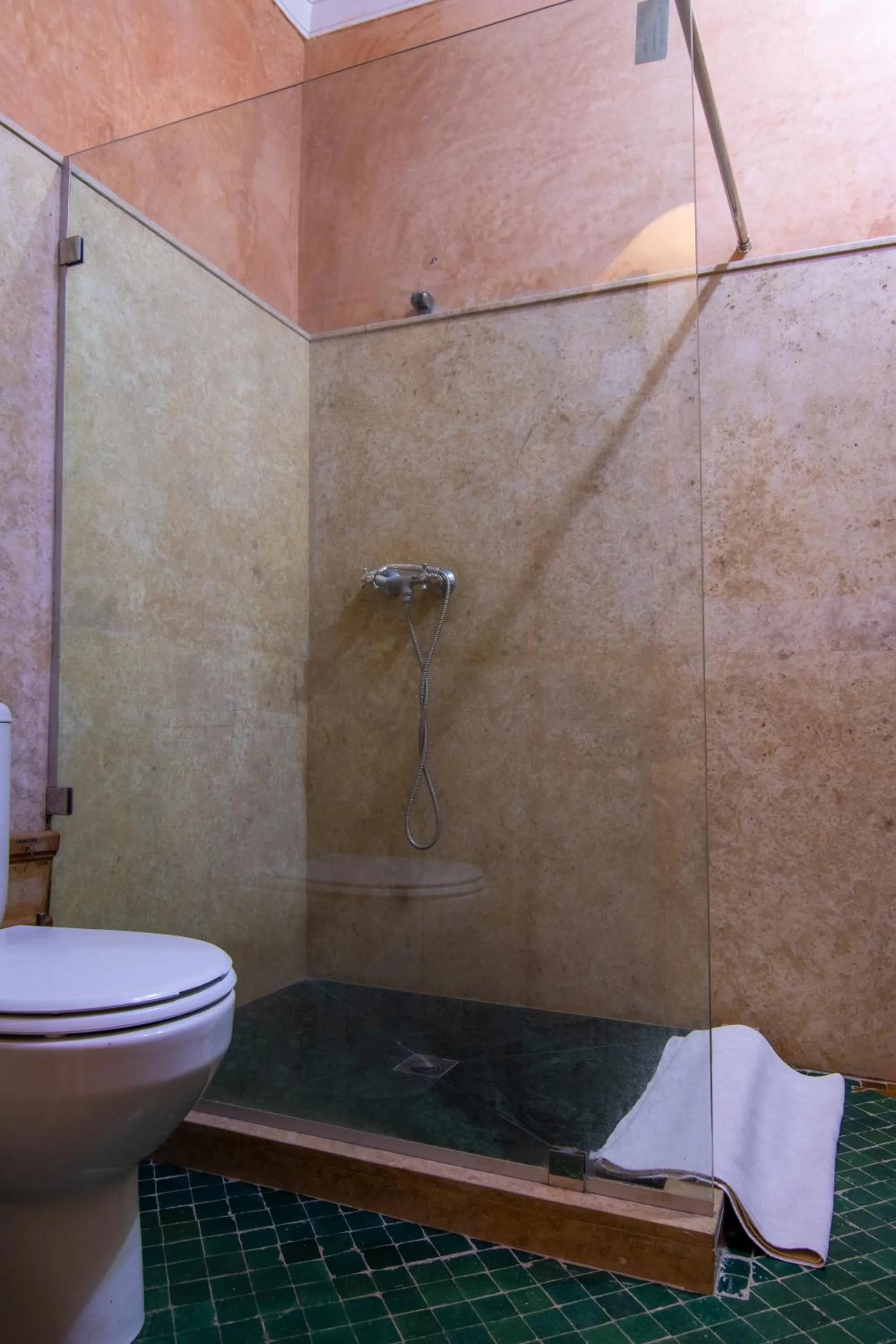 Shower in Riad Zinoun & Spa 11 Rooms