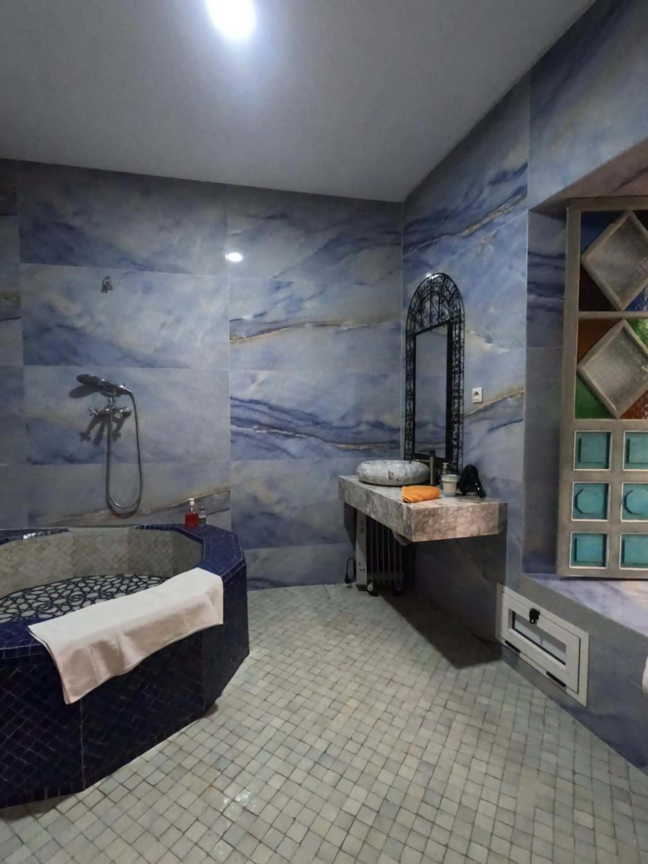 Shower, Bed in Riad Zinoun & Spa 11 Rooms