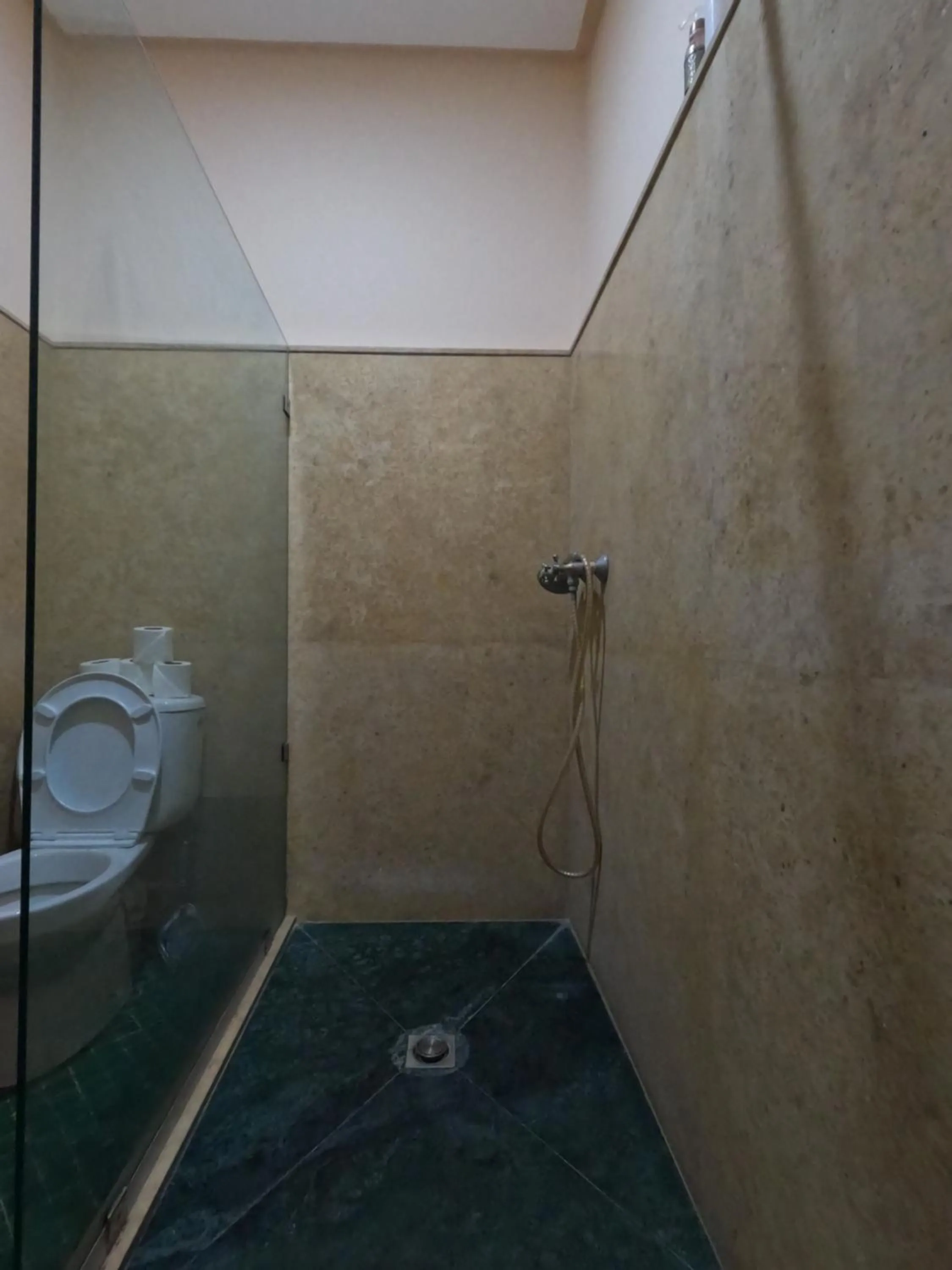 Shower in Riad Zinoun & Spa 11 Rooms