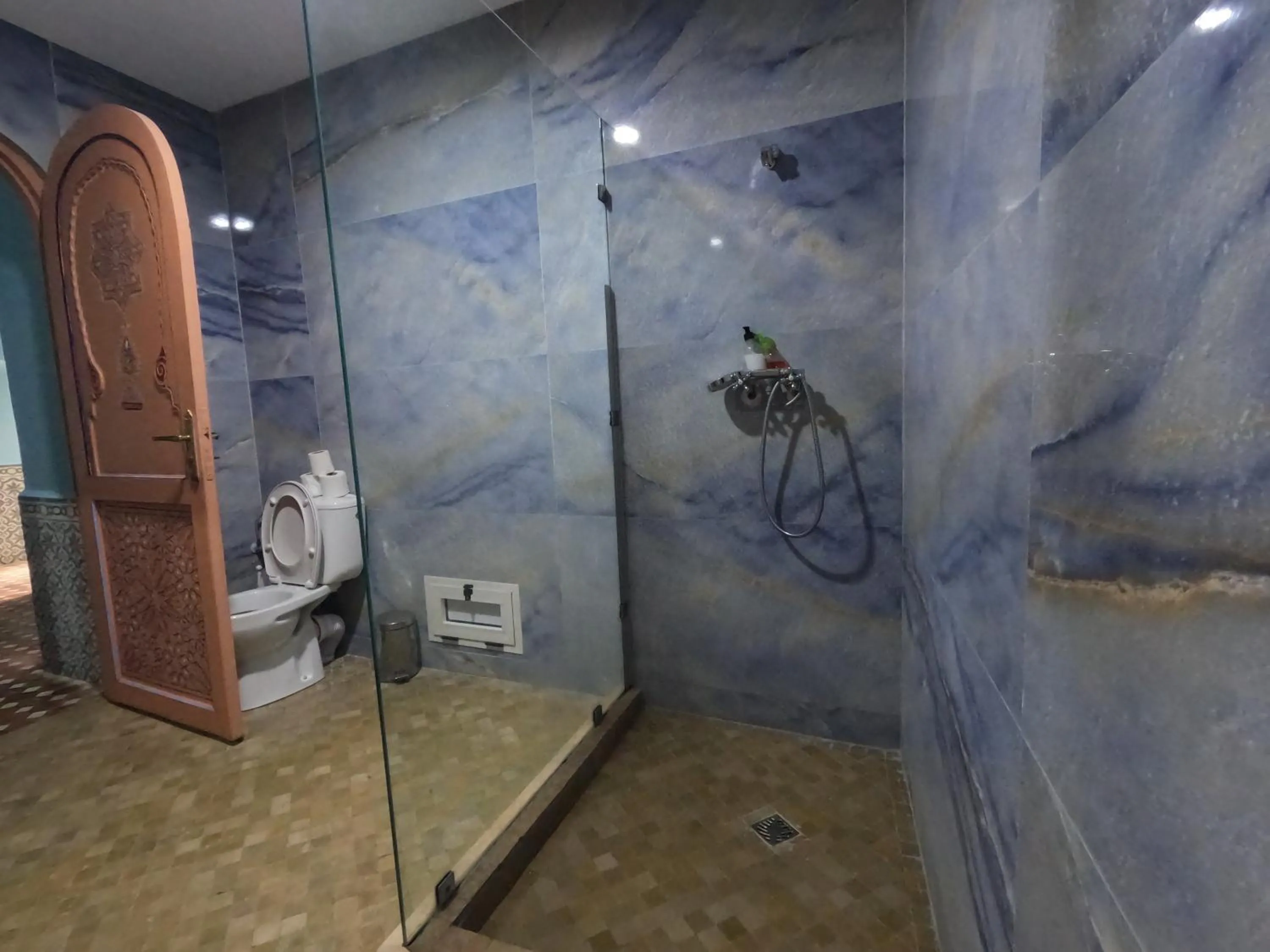 Shower in Riad Zinoun & Spa 11 Rooms