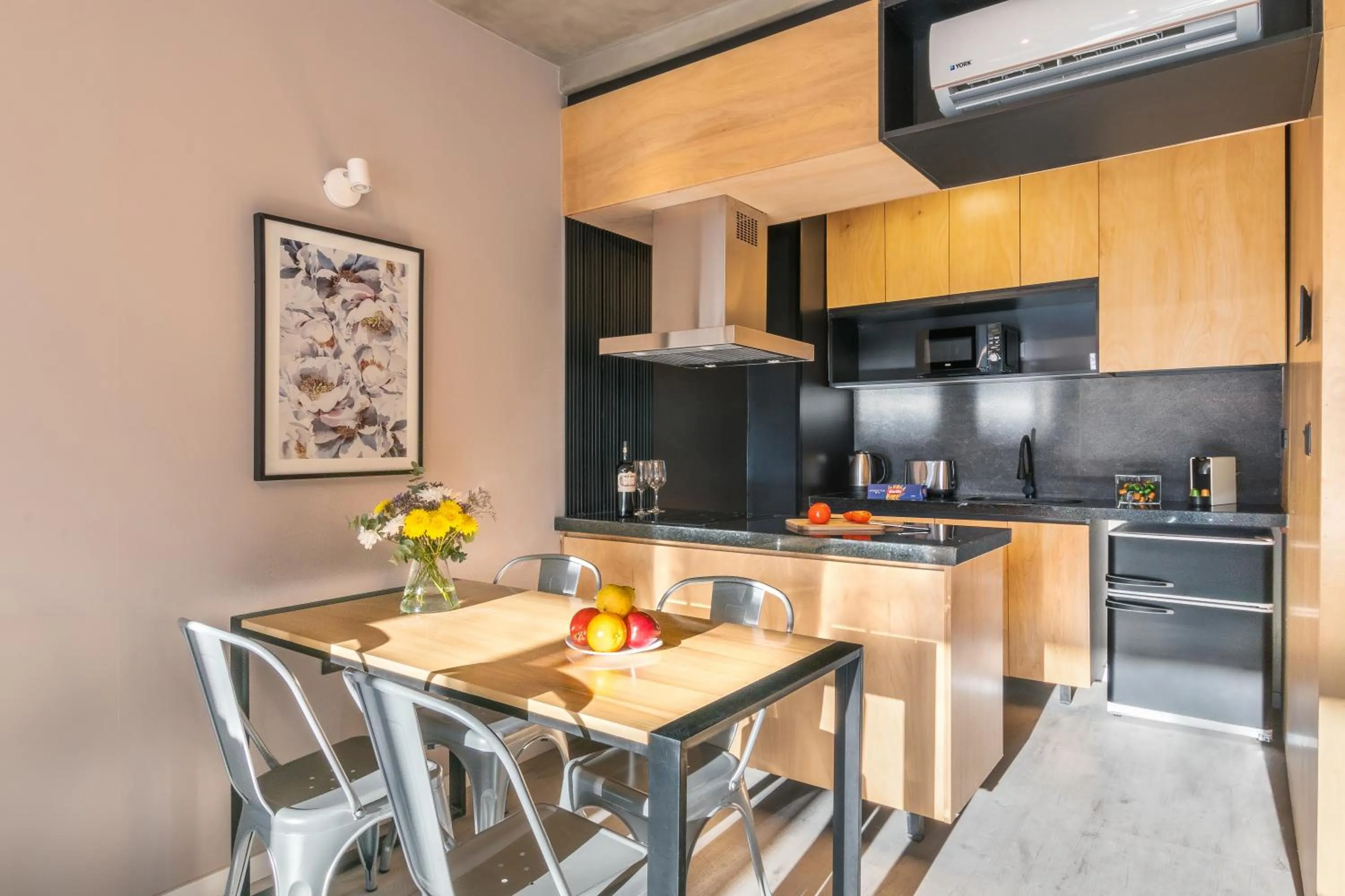 Dining area in Deluxe Apartments in Palermo - by BueRentals