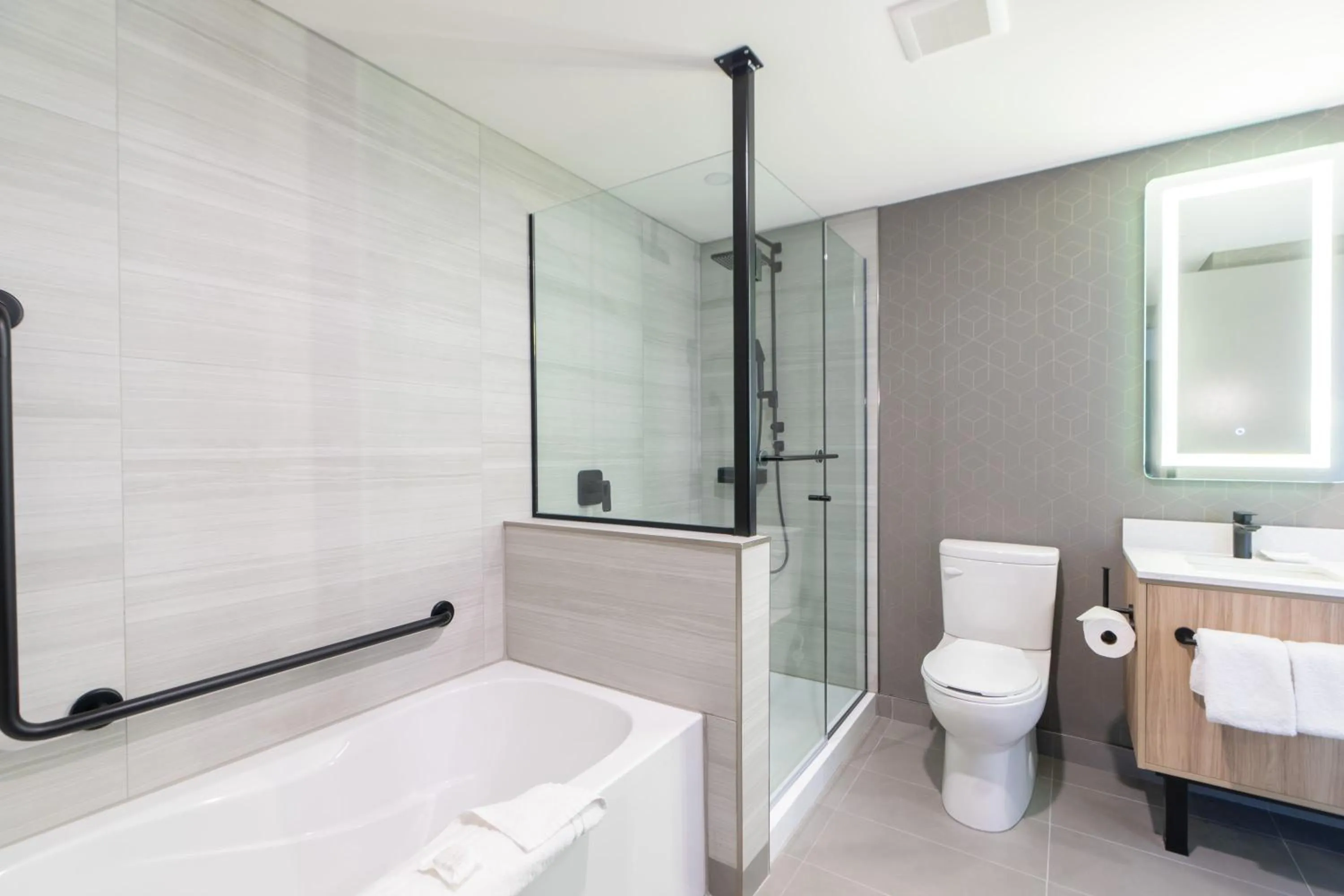 Bathroom, Bed in Sandman Signature Dartmouth Hotel & Suites