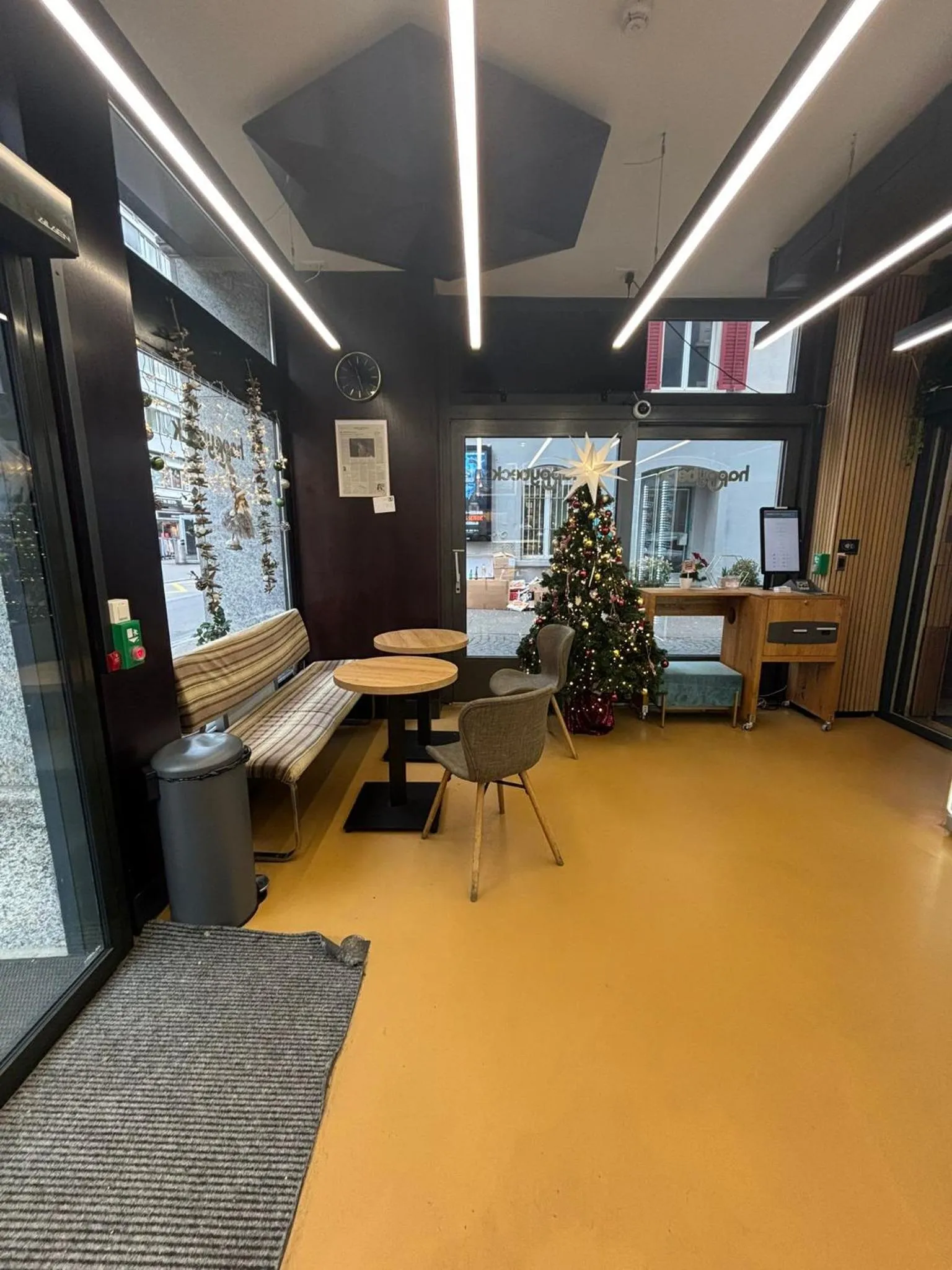 Restaurant/places to eat in Nani City Hotel Self Check-In