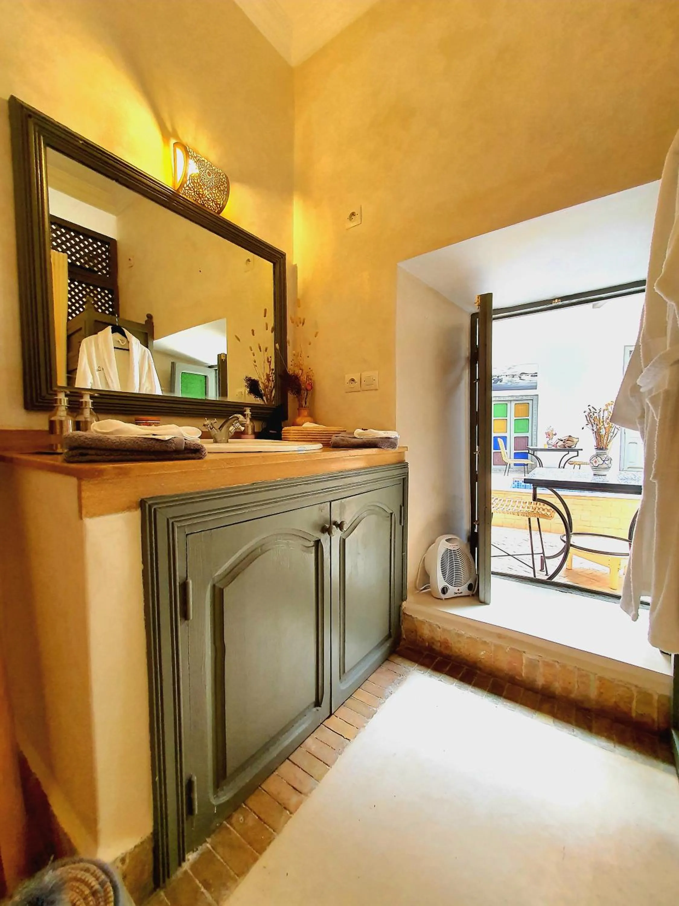 Bathroom, Bed in Riad Dar Zouar & Spa