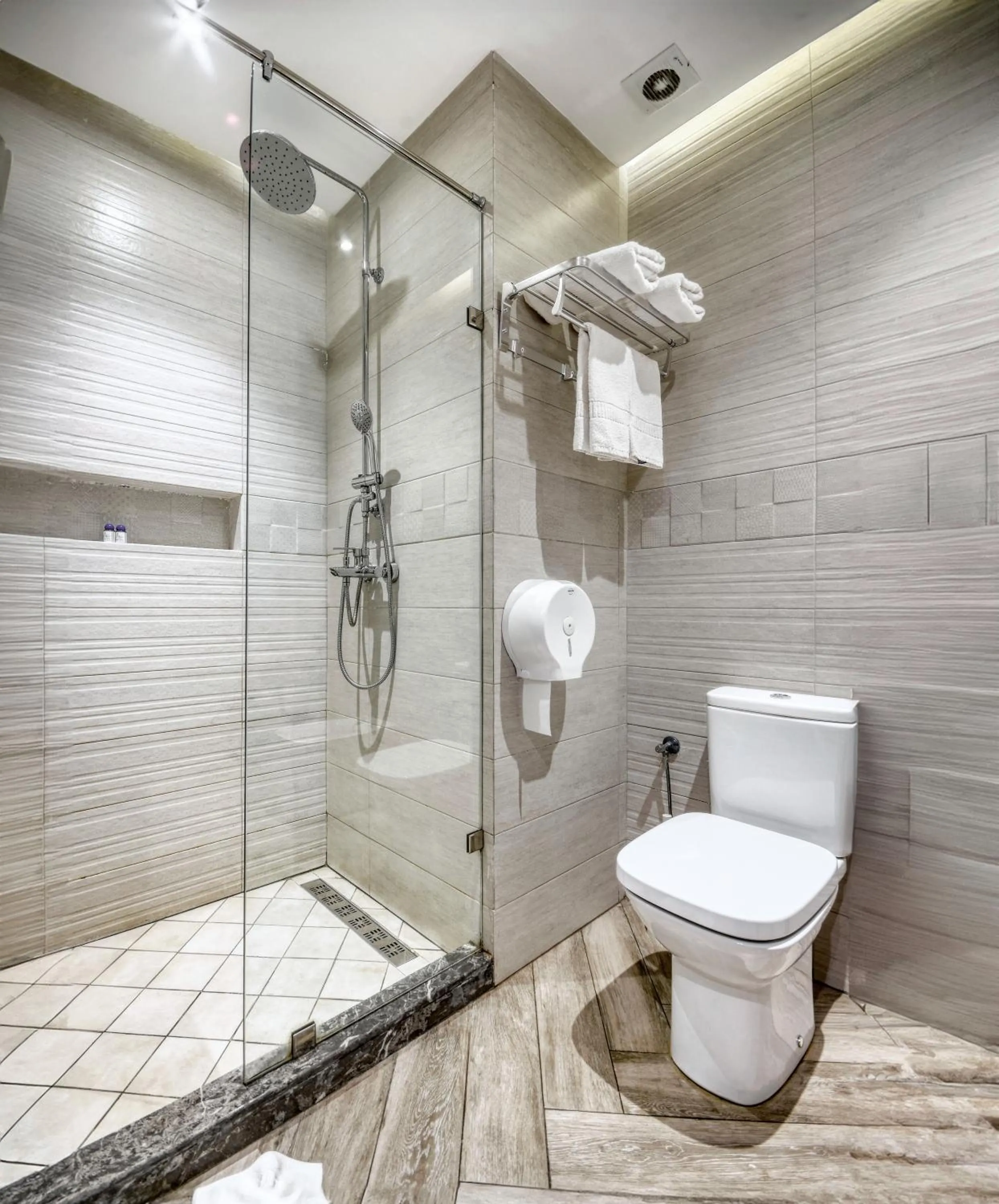 Shower in Golden Beach Appart'hotel