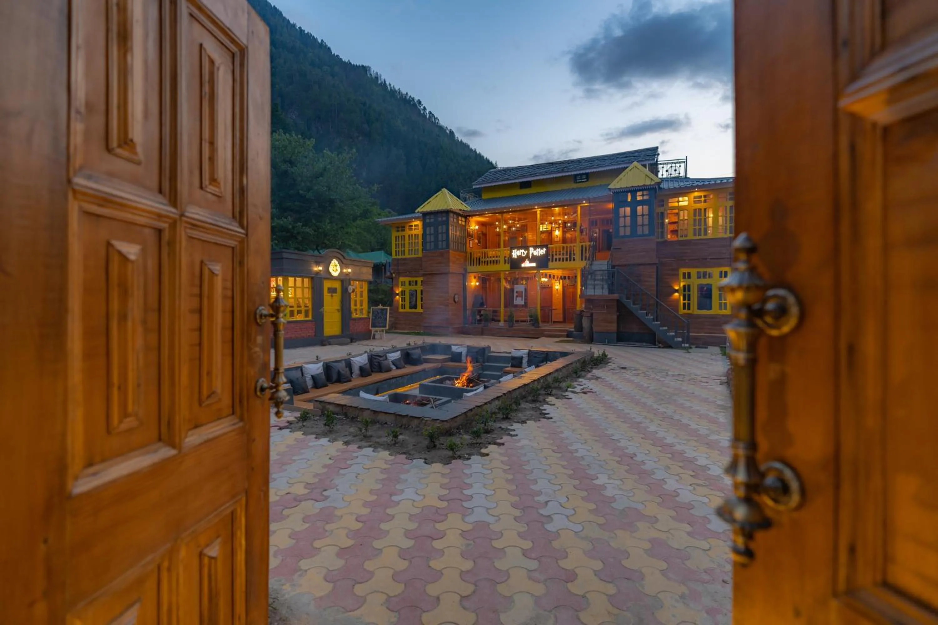 Property building in Whoopers Boutique Kasol