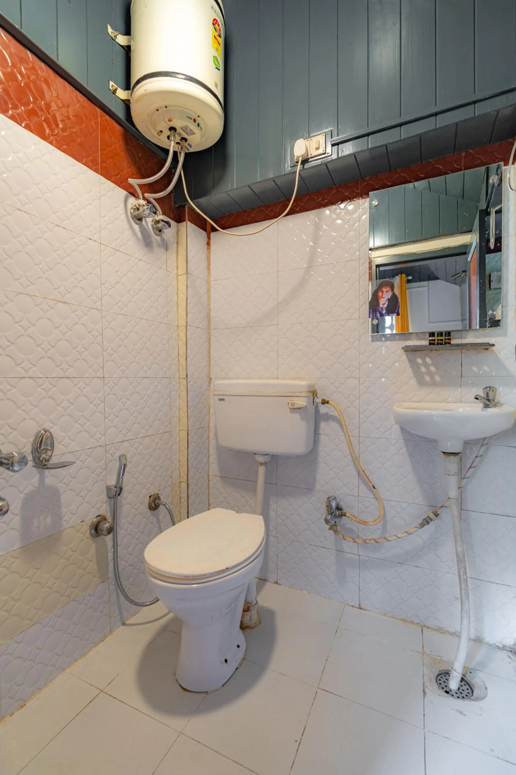 Bathroom in Whoopers Boutique Kasol