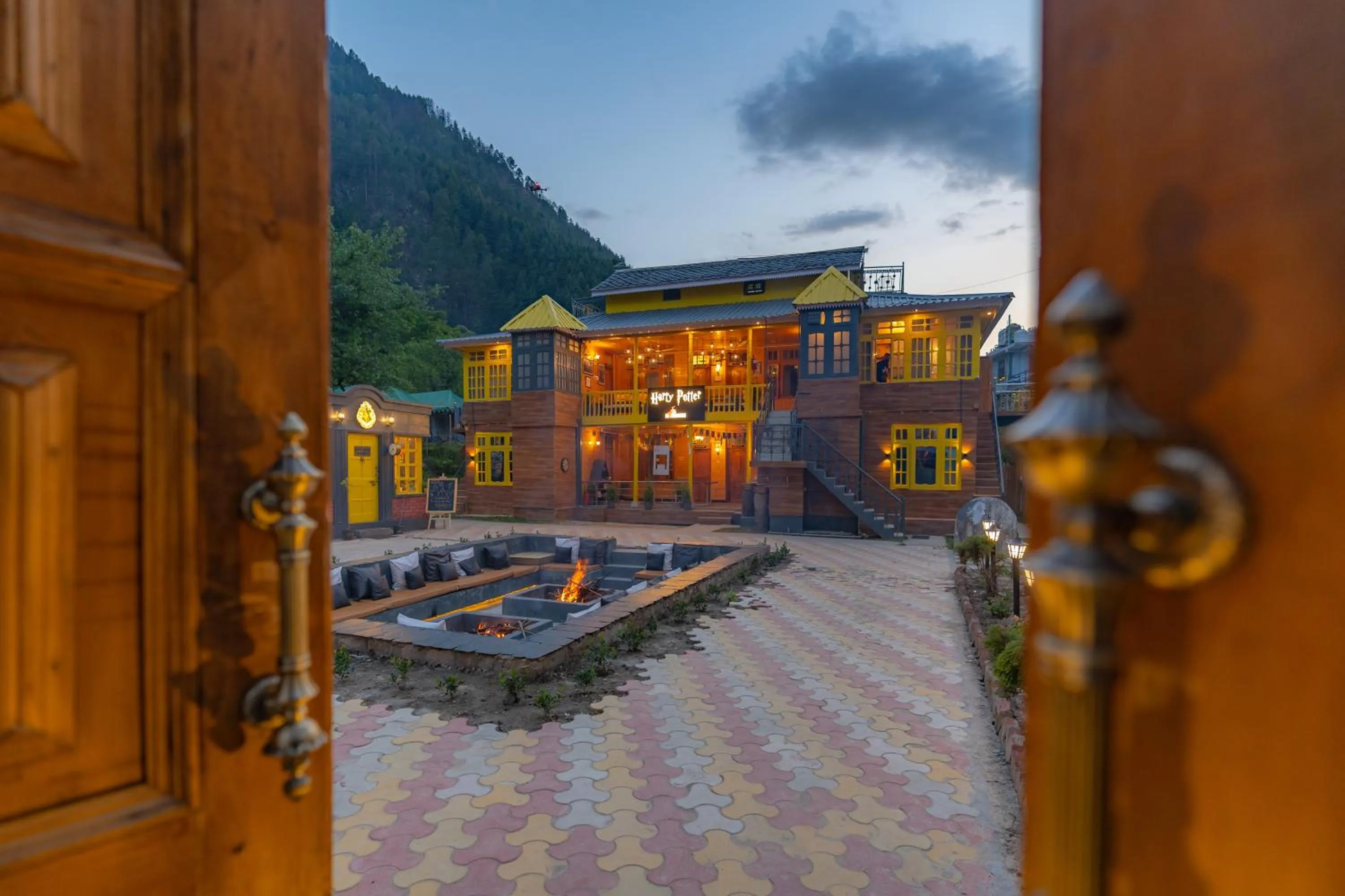 Property building in Whoopers Boutique Kasol