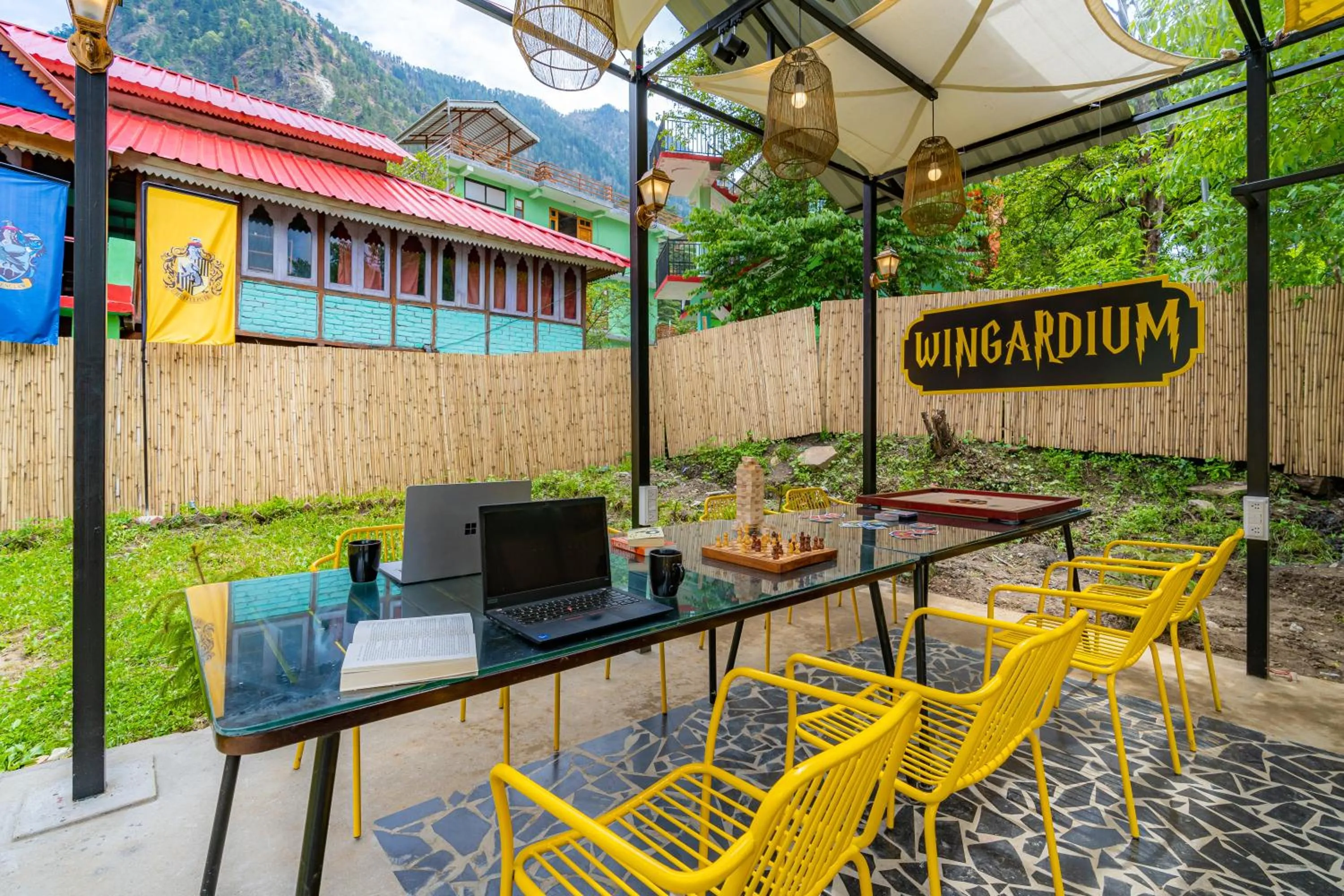 Communal lounge/ TV room in Whoopers Boutique Kasol