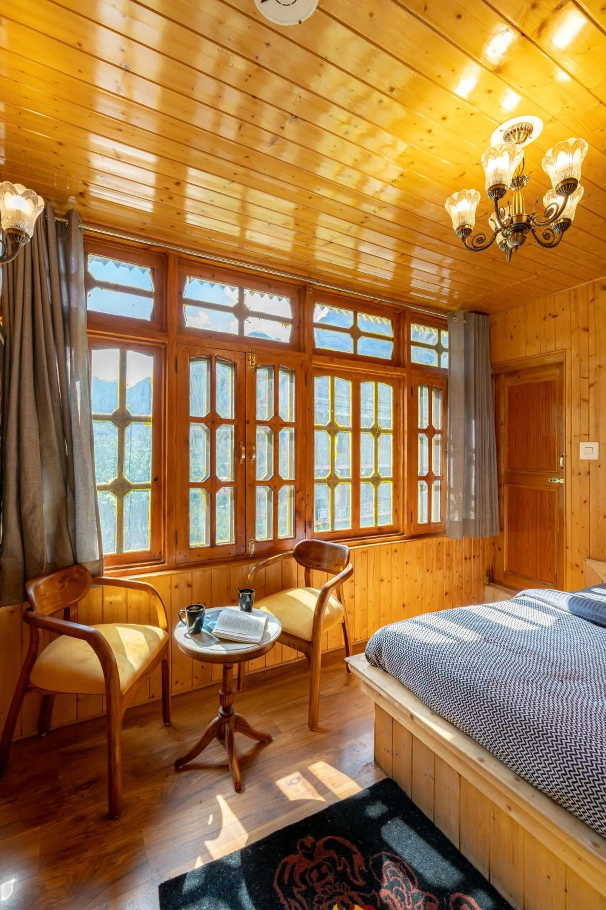 Bed in Whoopers Boutique Kasol