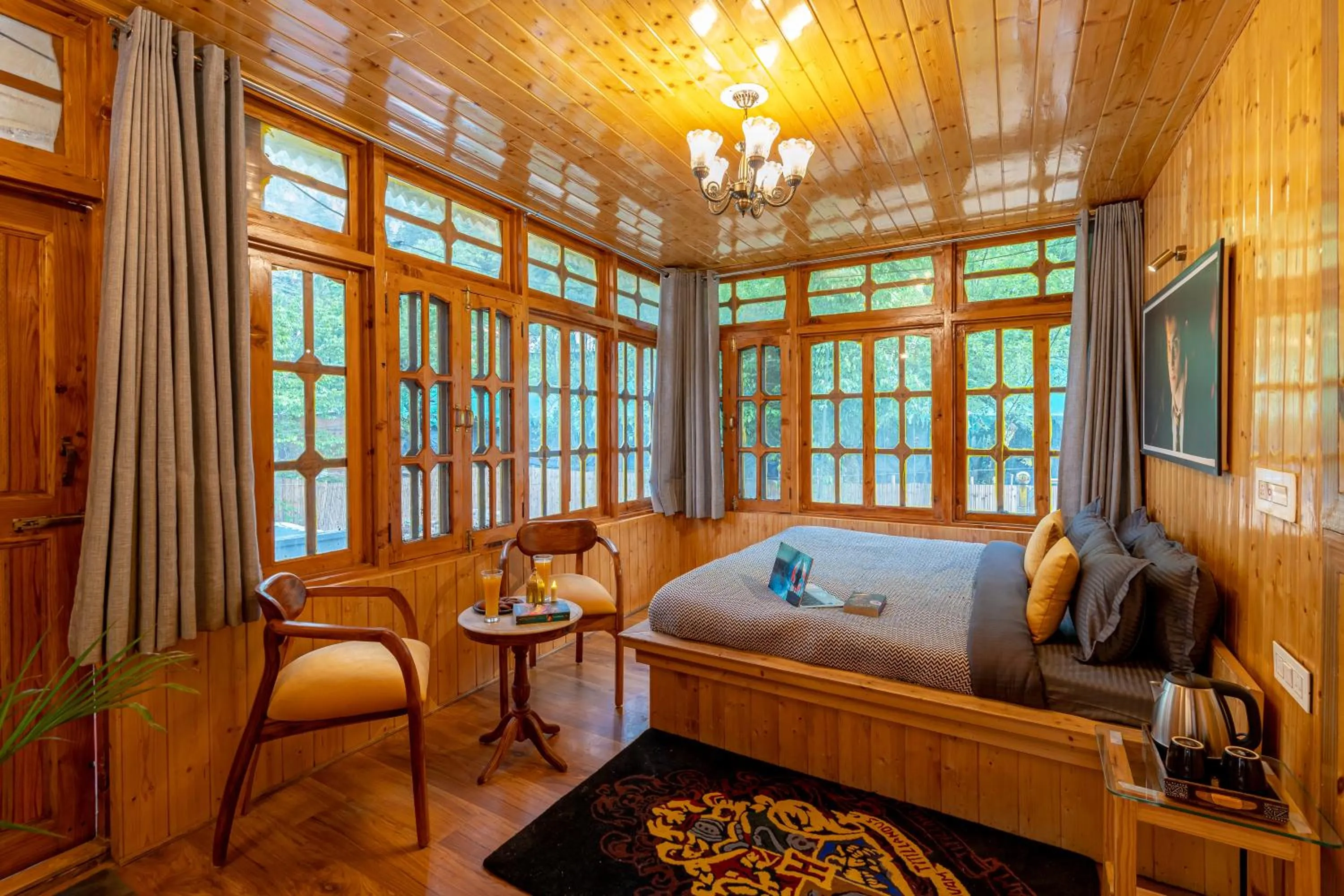Bed in Whoopers Boutique Kasol