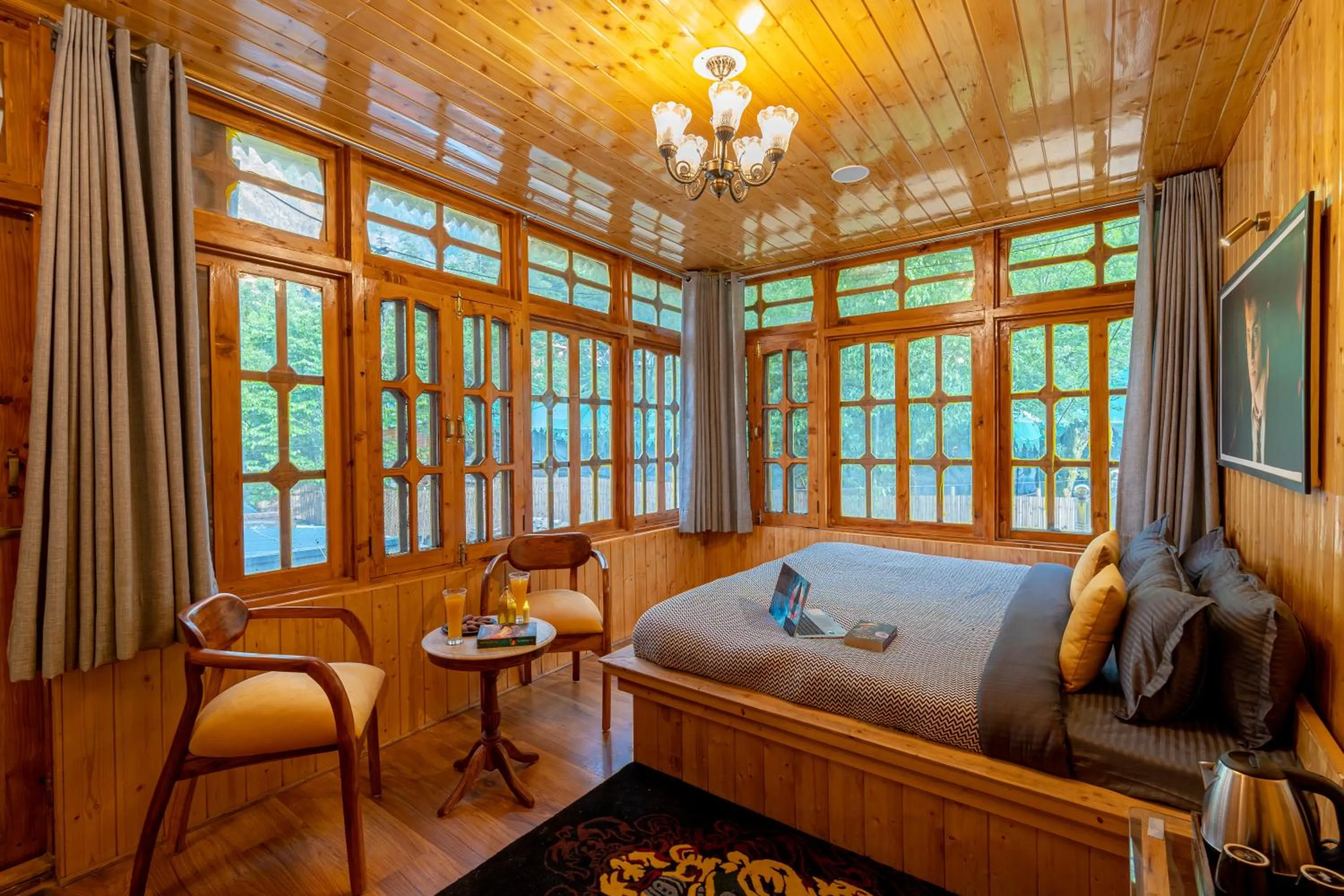 Bedroom, Bed in Whoopers Boutique Kasol