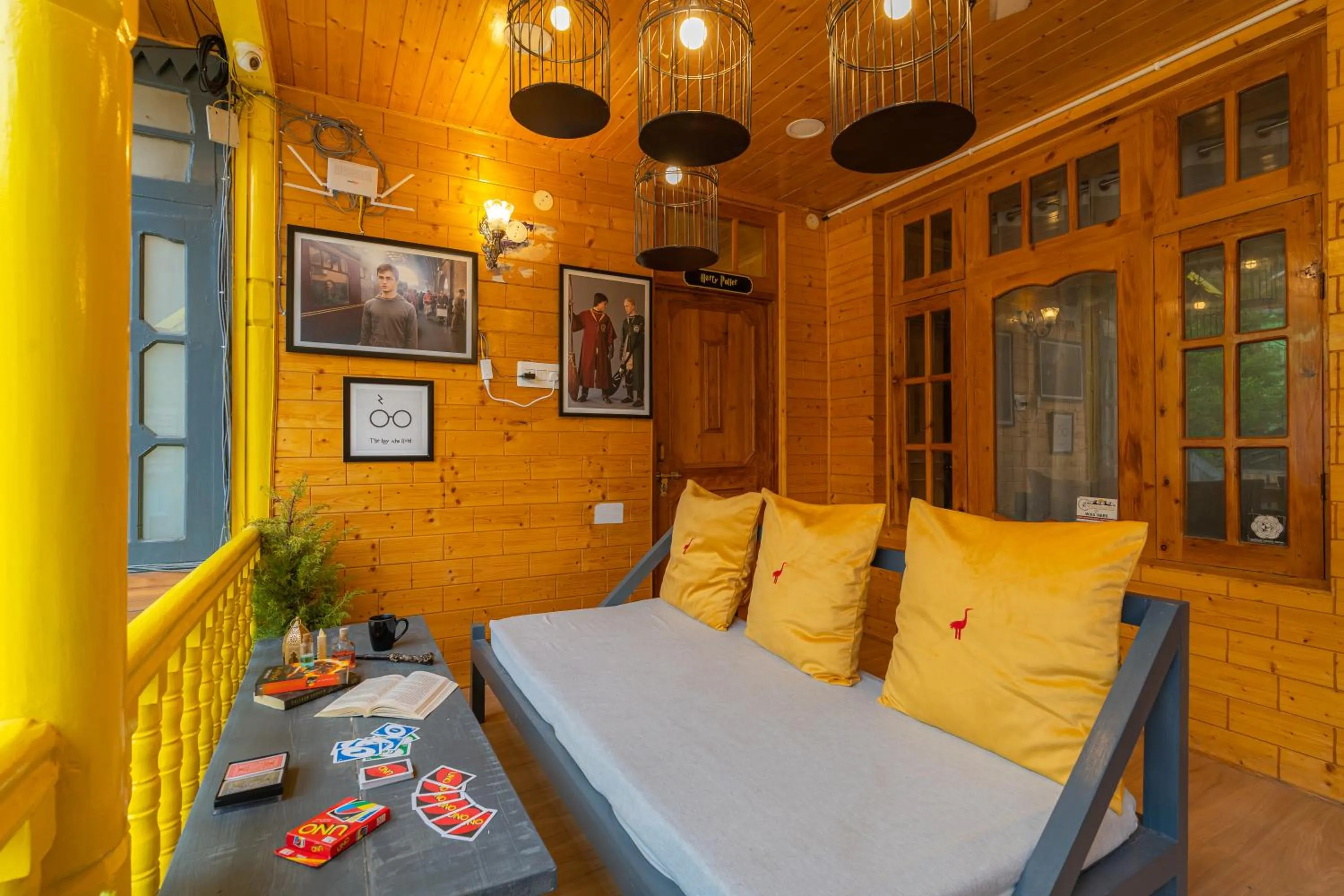 Communal lounge/ TV room in Whoopers Boutique Kasol