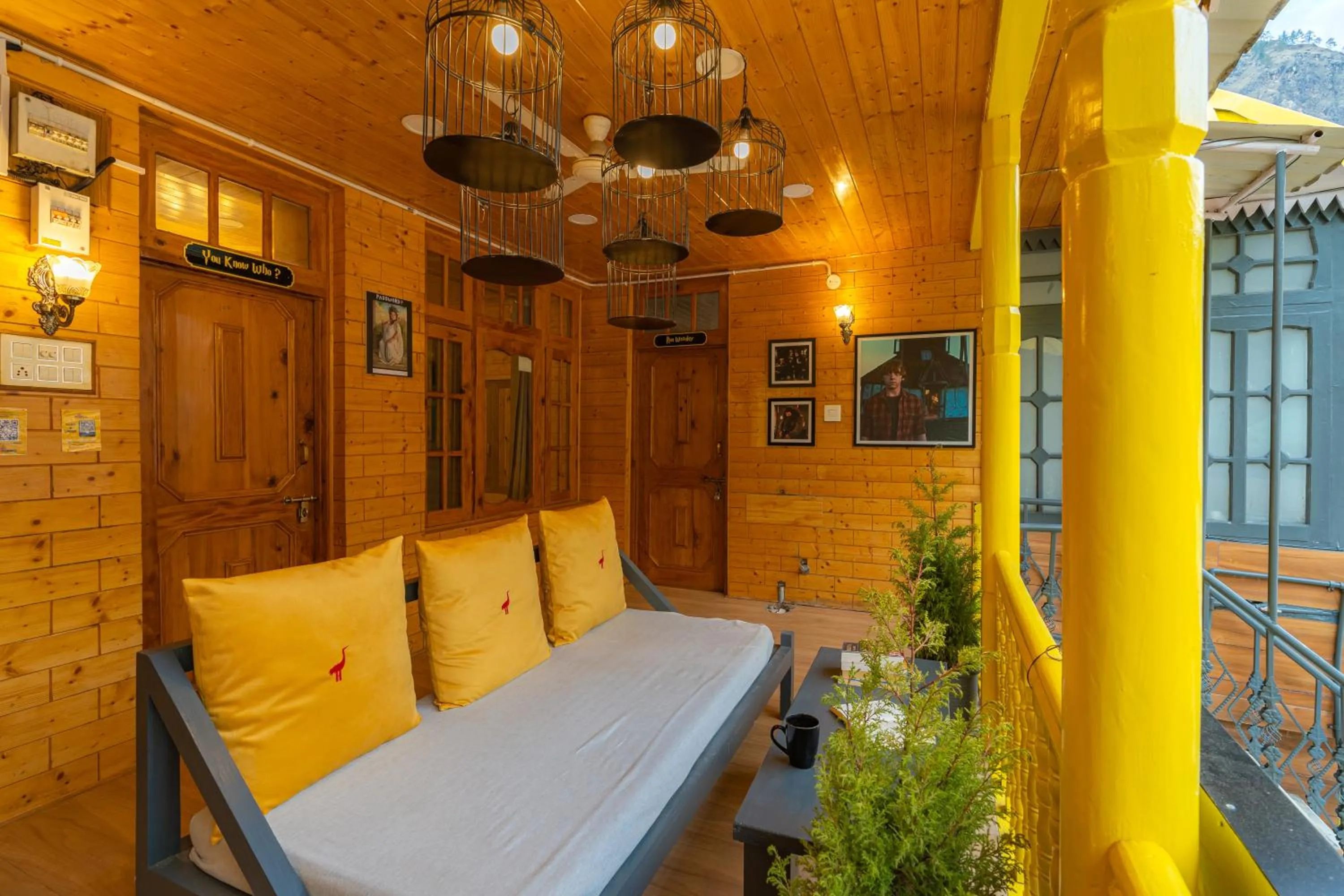 Living room in Whoopers Boutique Kasol