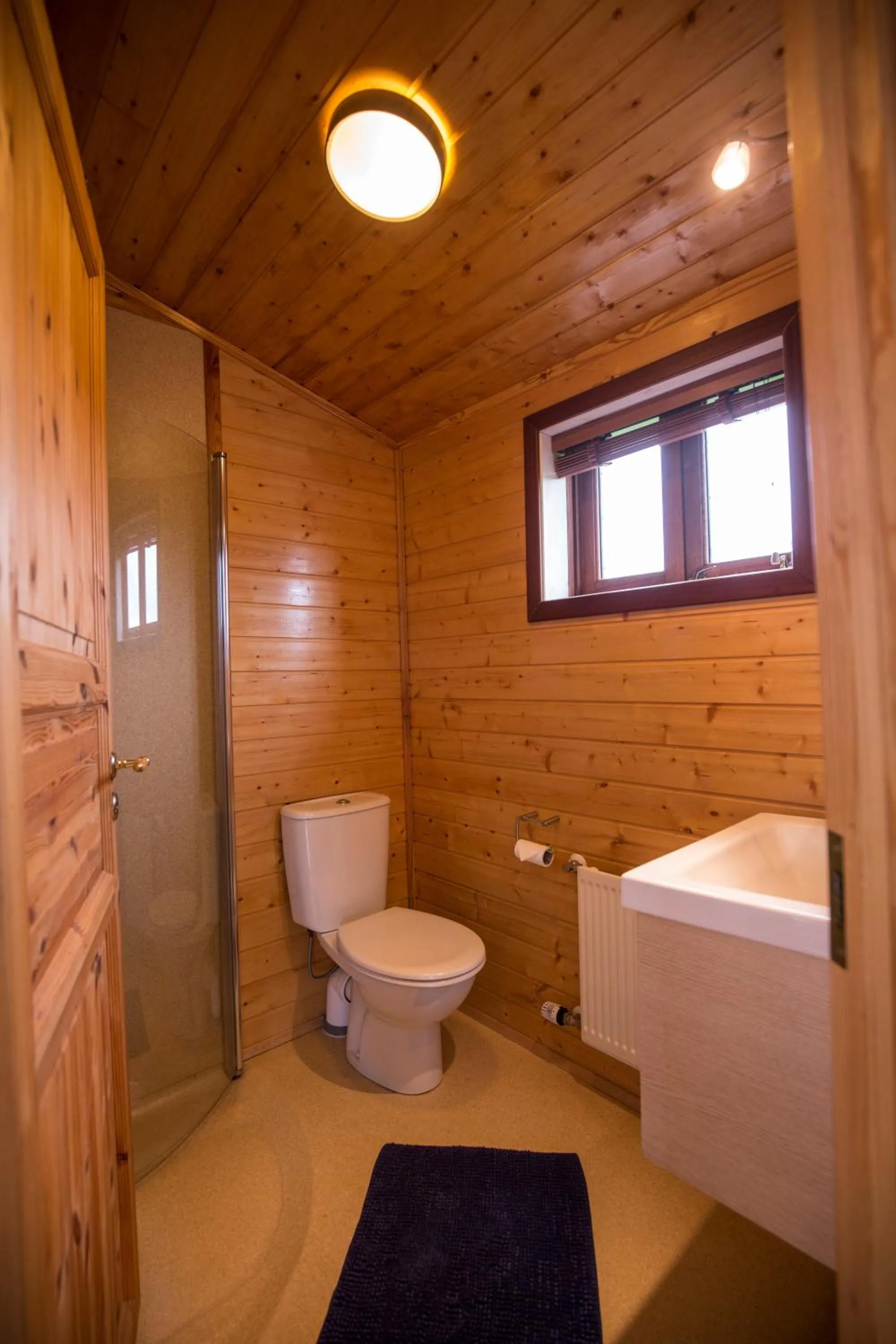 Shower in Hestasport Cottages