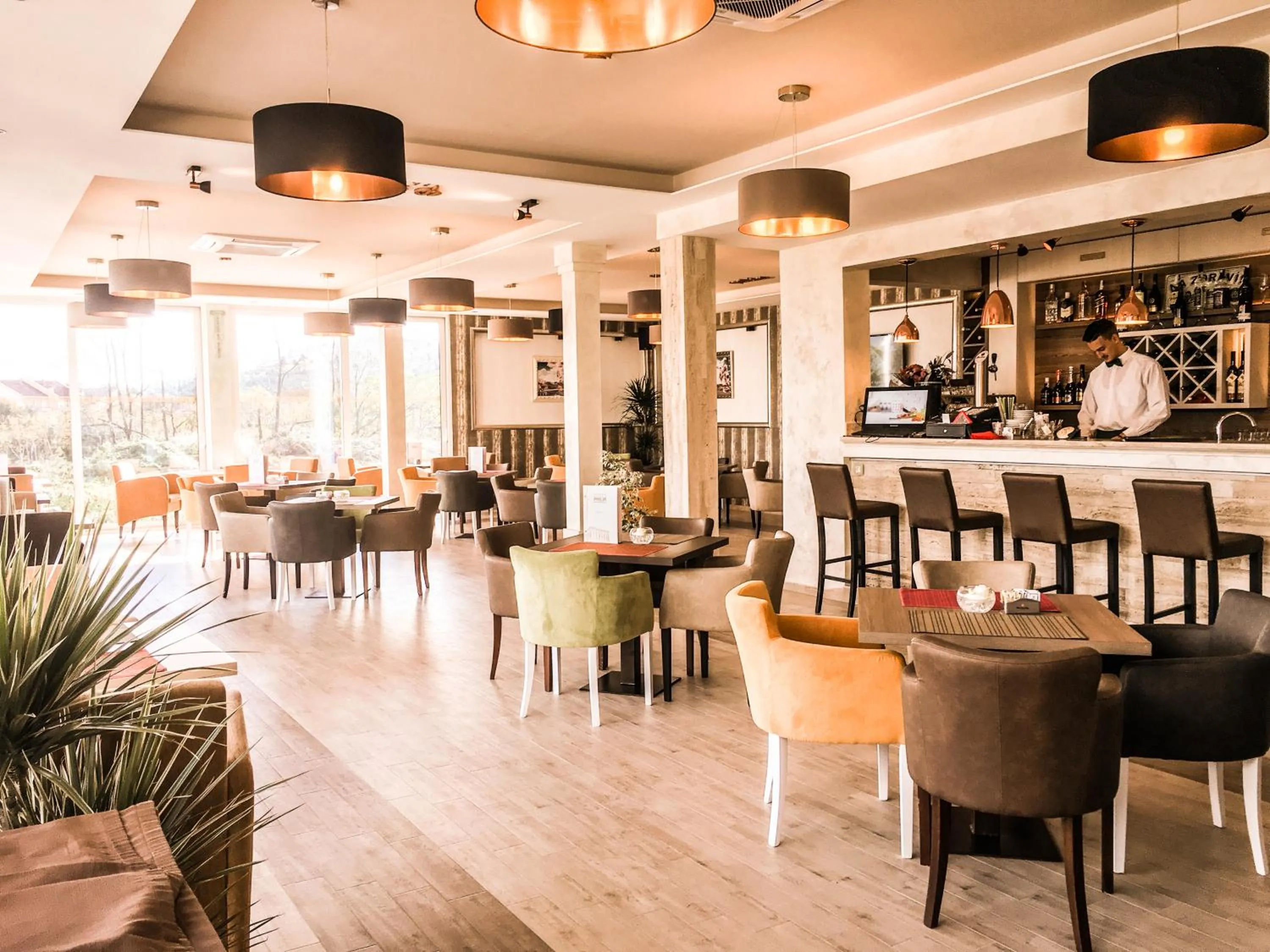 Restaurant/places to eat in Philia Hotel