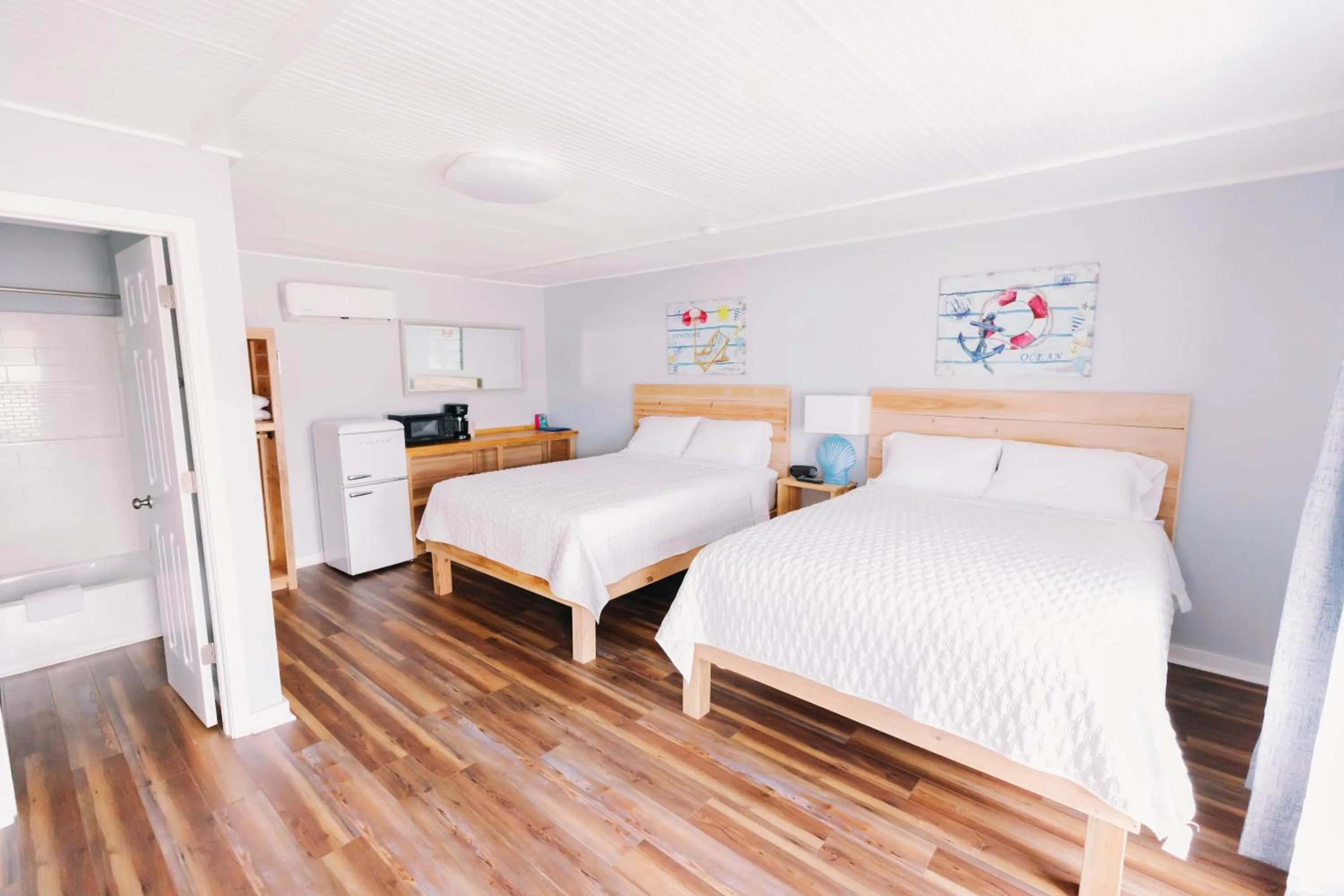 Bed in Anchor Inn Motel