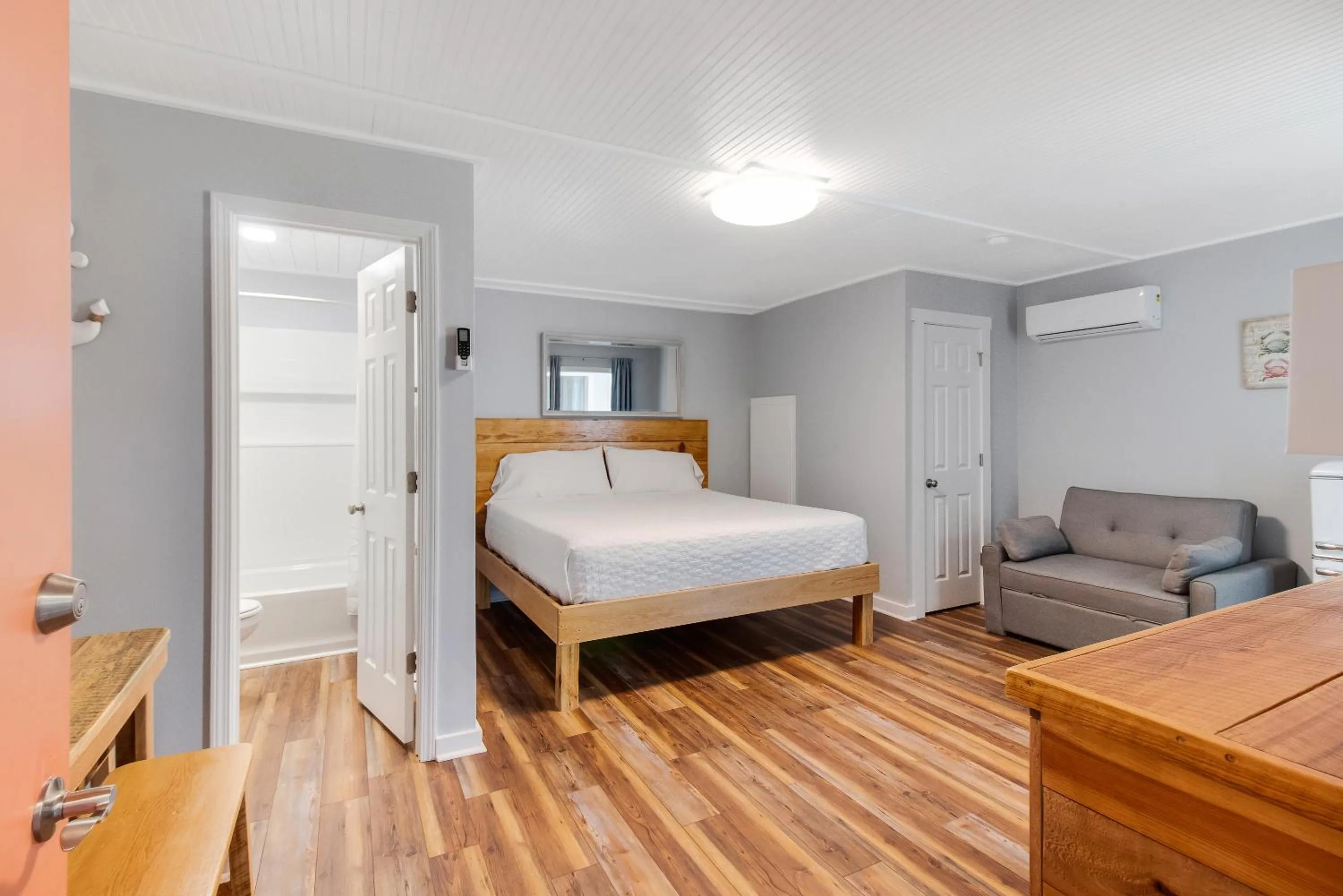 Bed in Anchor Inn Motel