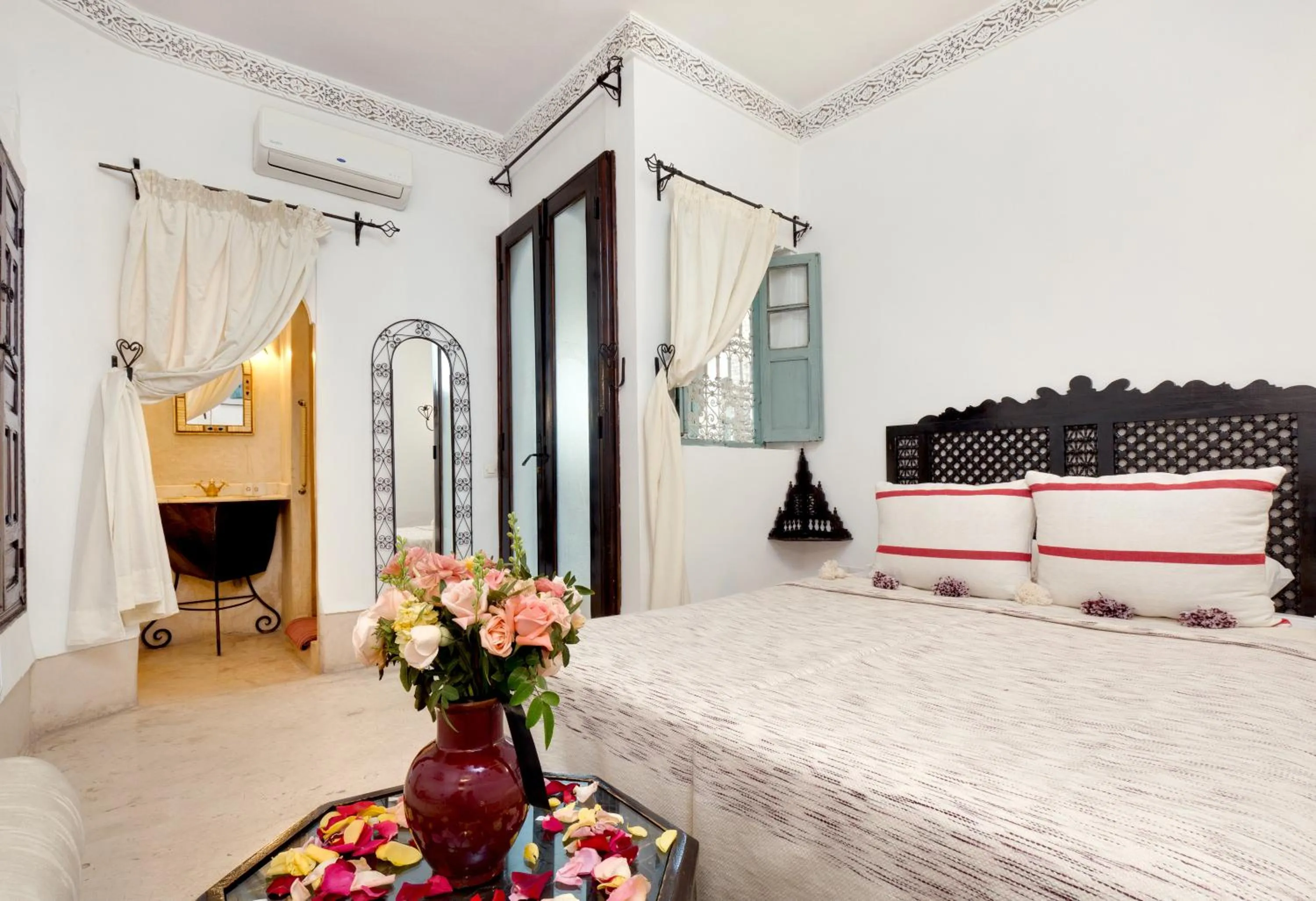 Photo of the whole room, Bed in Marrakech Riads, Angsana Heritage Collection