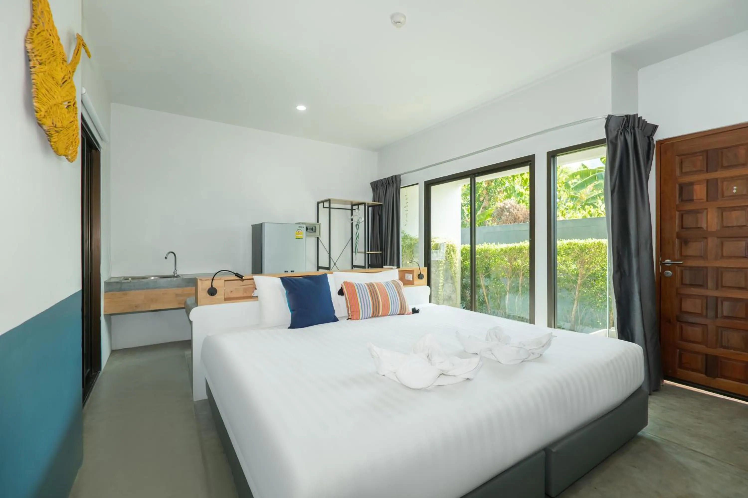 Photo of the whole room, Bed in Kraam Silhouette Hotel and Cafe Phuket- Chalong pier Hotel