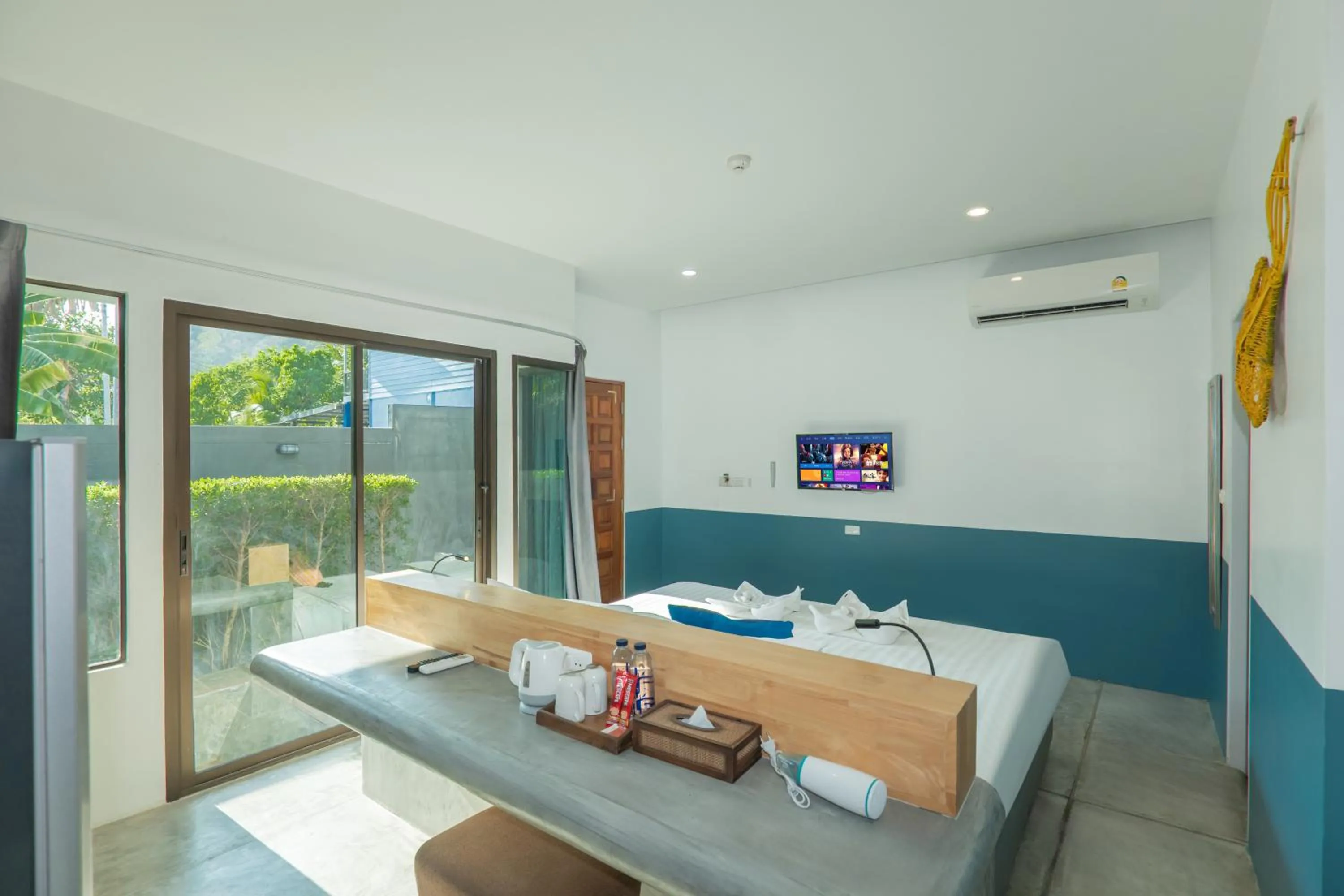 Photo of the whole room in Kraam Silhouette Hotel and Cafe Phuket- Chalong pier Hotel