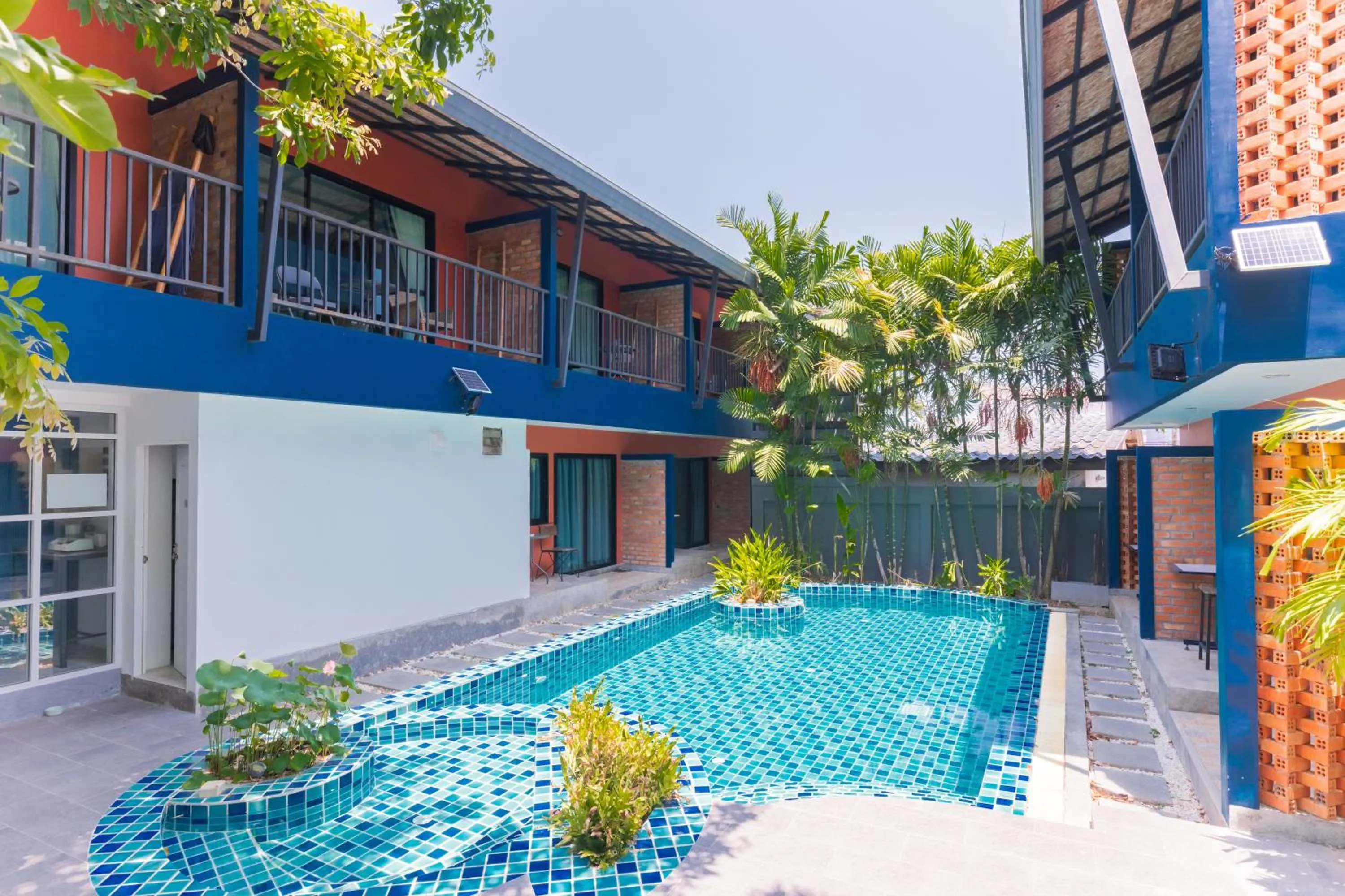 Swimming pool in Kraam Silhouette Hotel and Cafe Phuket- Chalong pier Hotel