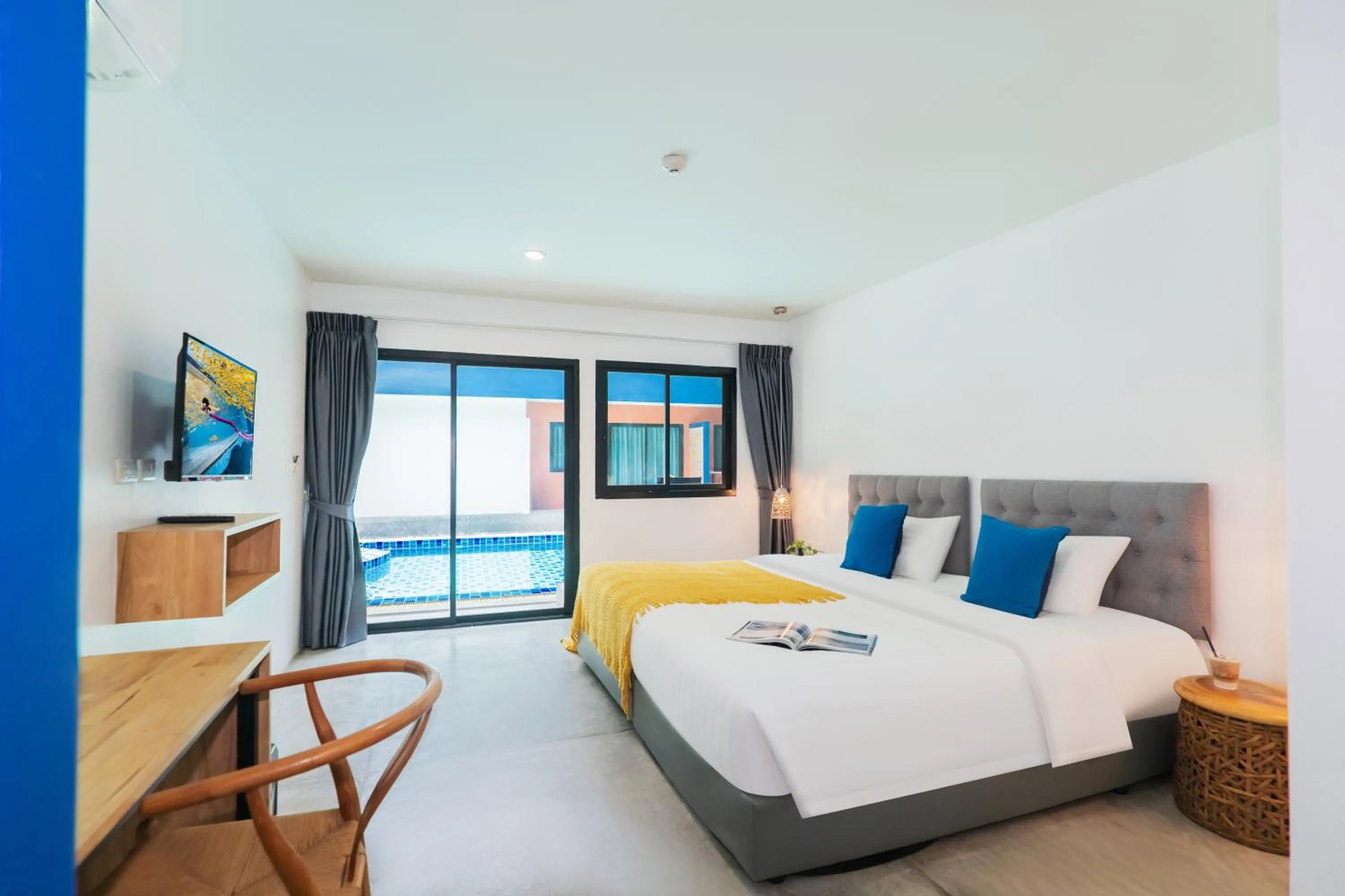 Photo of the whole room, Bed in Kraam Silhouette Hotel and Cafe Phuket- Chalong pier Hotel