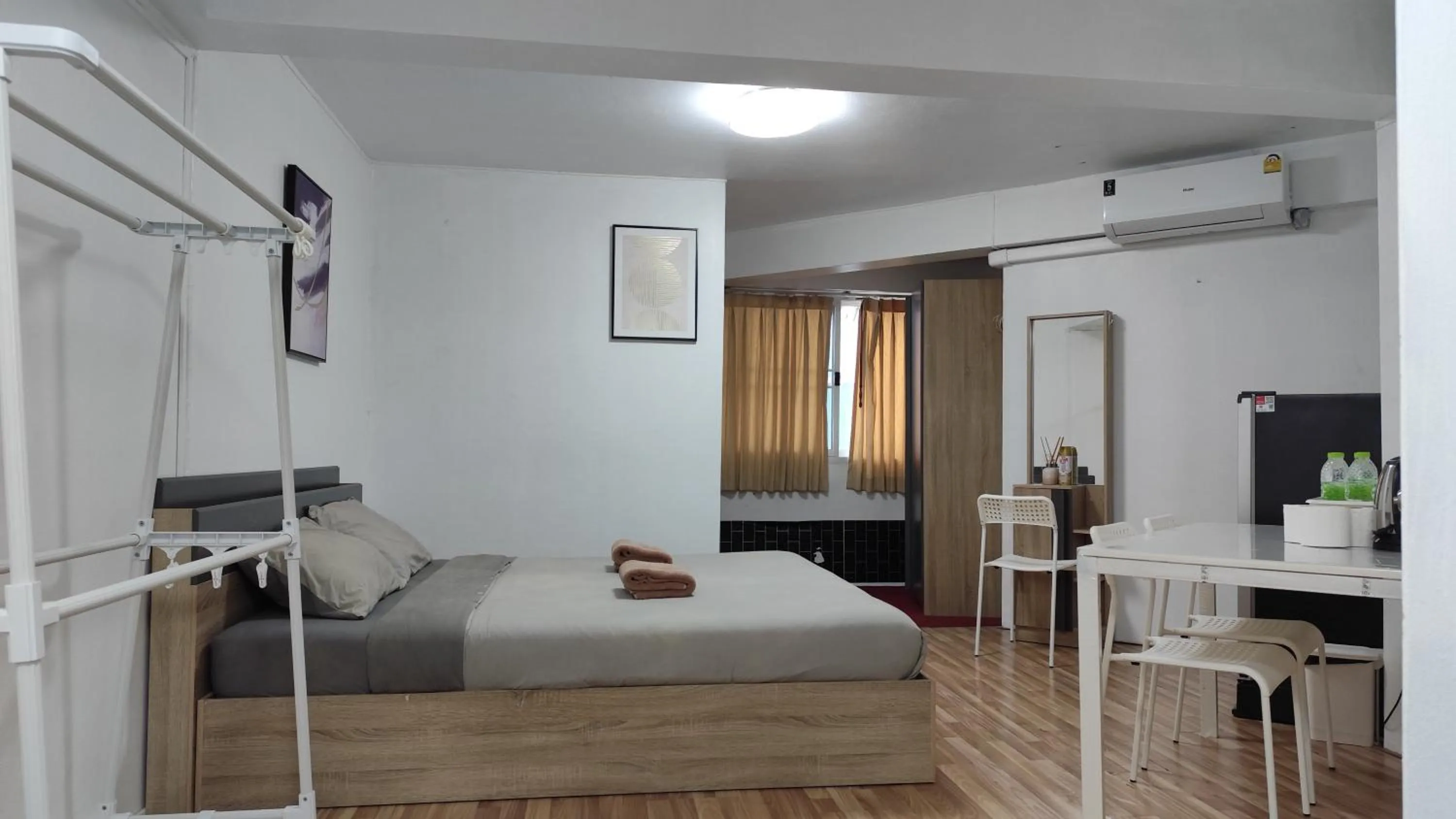 Photo of the whole room, Bed in Doodle Lodge Bangkok