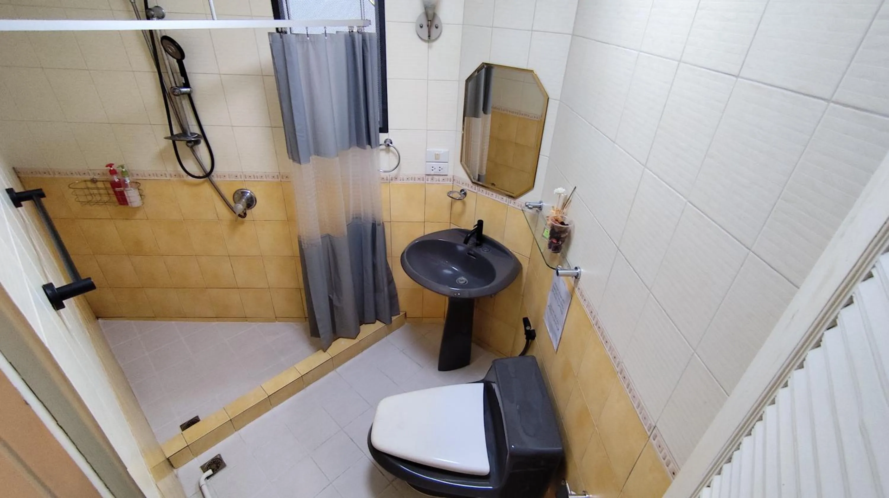 Shower in Doodle Lodge Bangkok