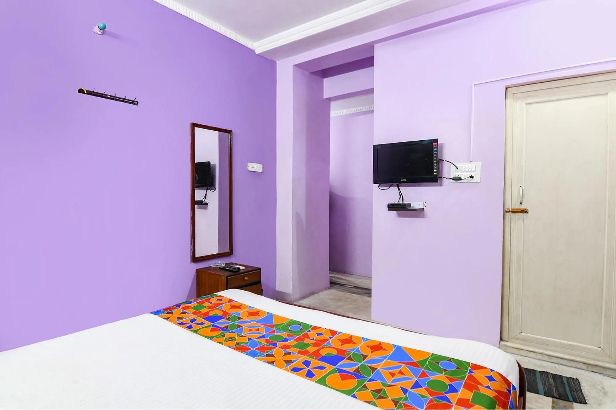 Communal lounge/ TV room in FabExpress Karunamoyee Regency