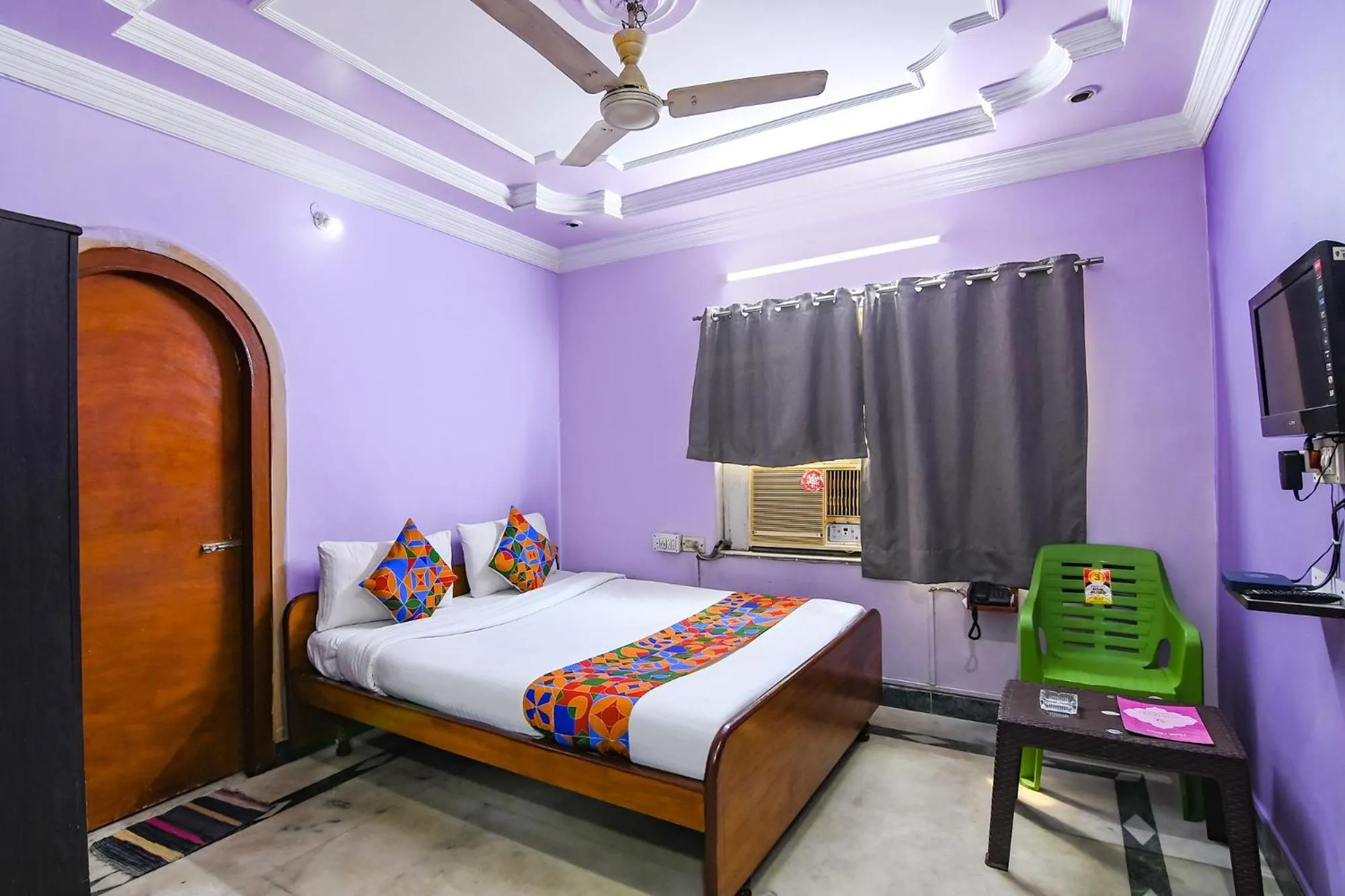 Communal lounge/ TV room in FabExpress Karunamoyee Regency