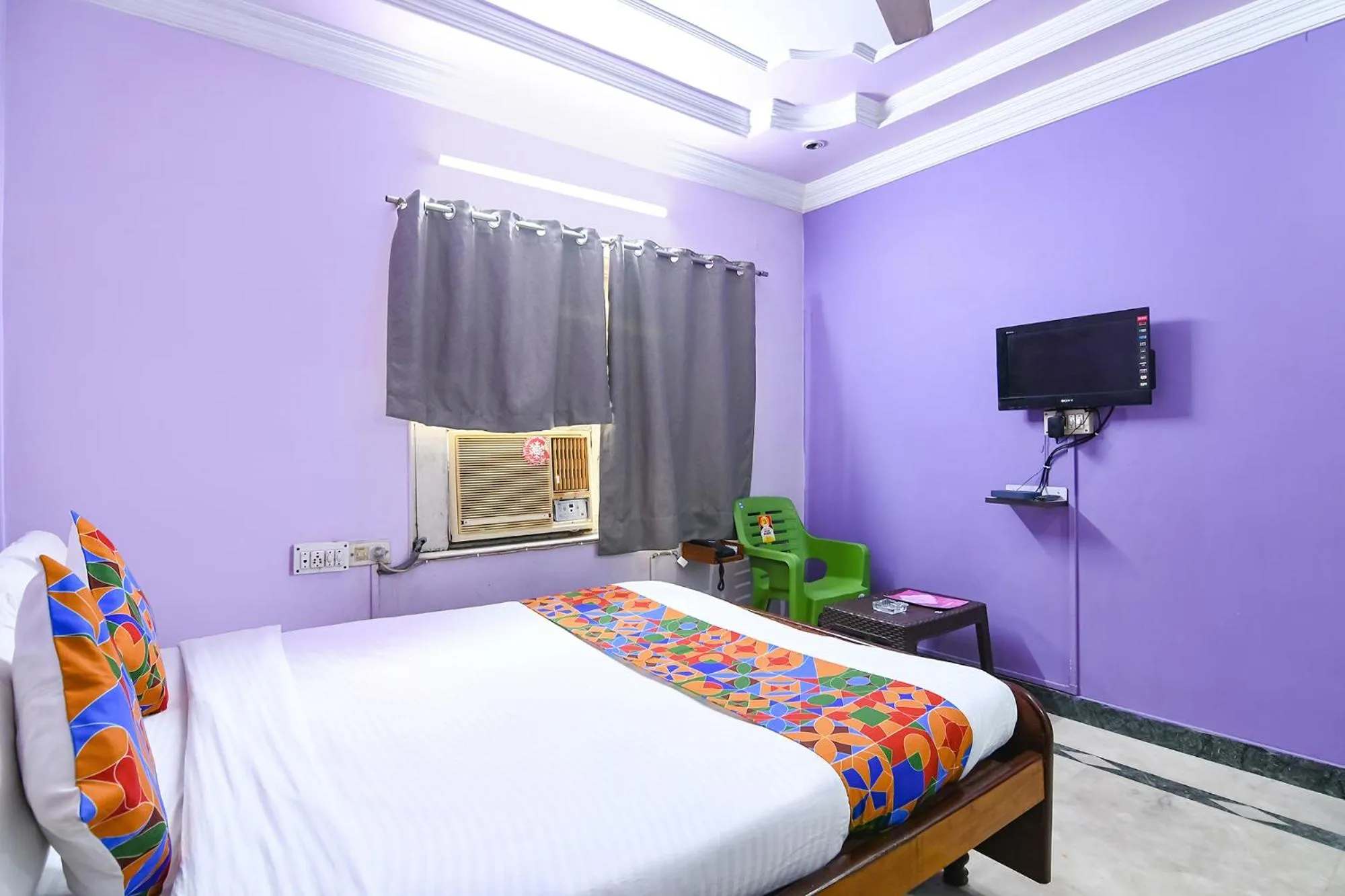 Communal lounge/ TV room in FabExpress Karunamoyee Regency