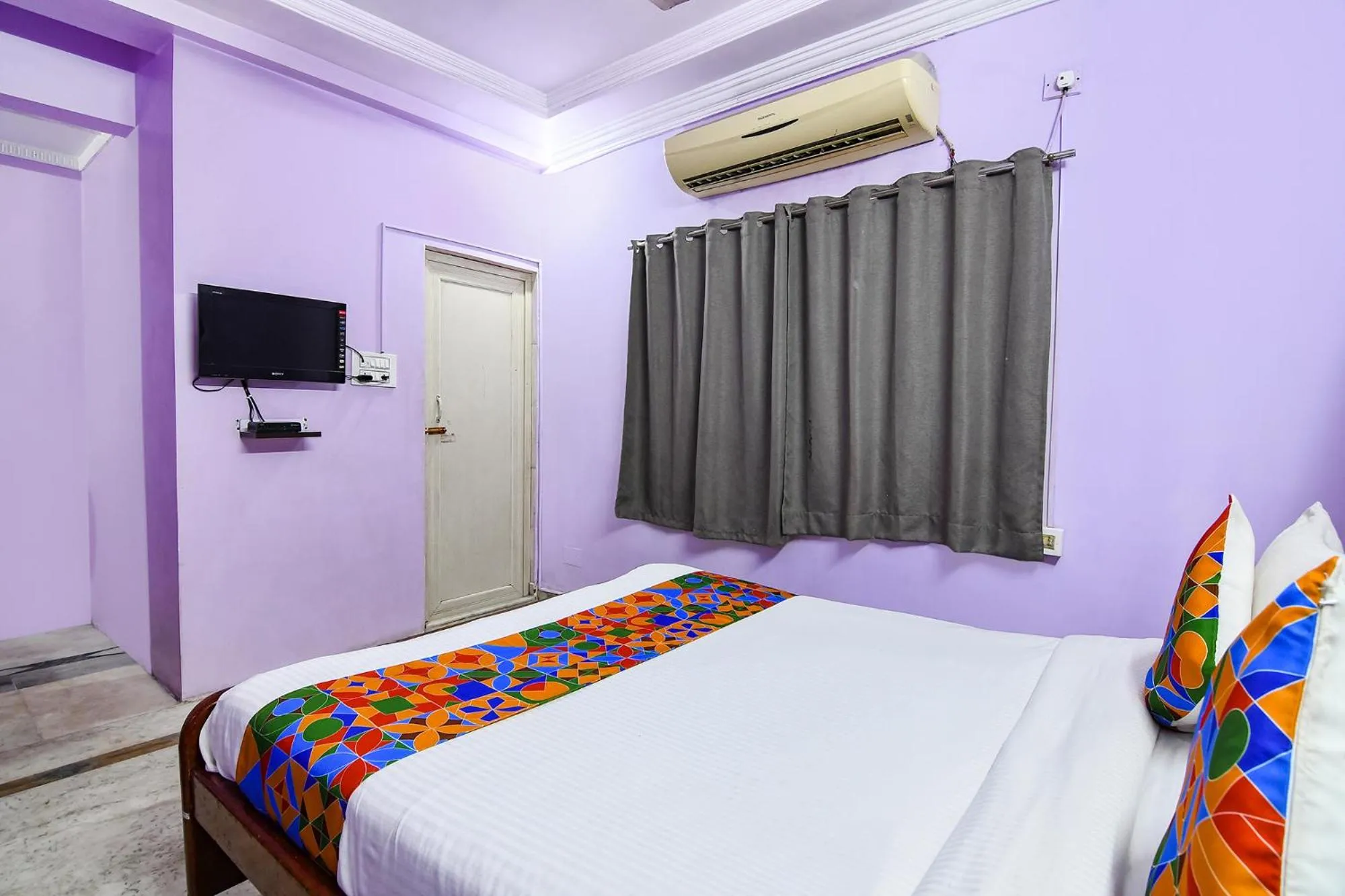 Communal lounge/ TV room in FabExpress Karunamoyee Regency